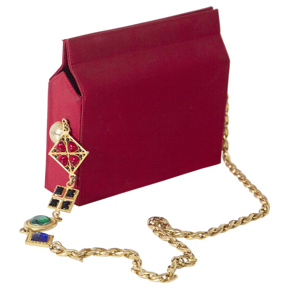 Rare pochette d
épaule en tissu rouge de Gianni Versace Couture, années 90