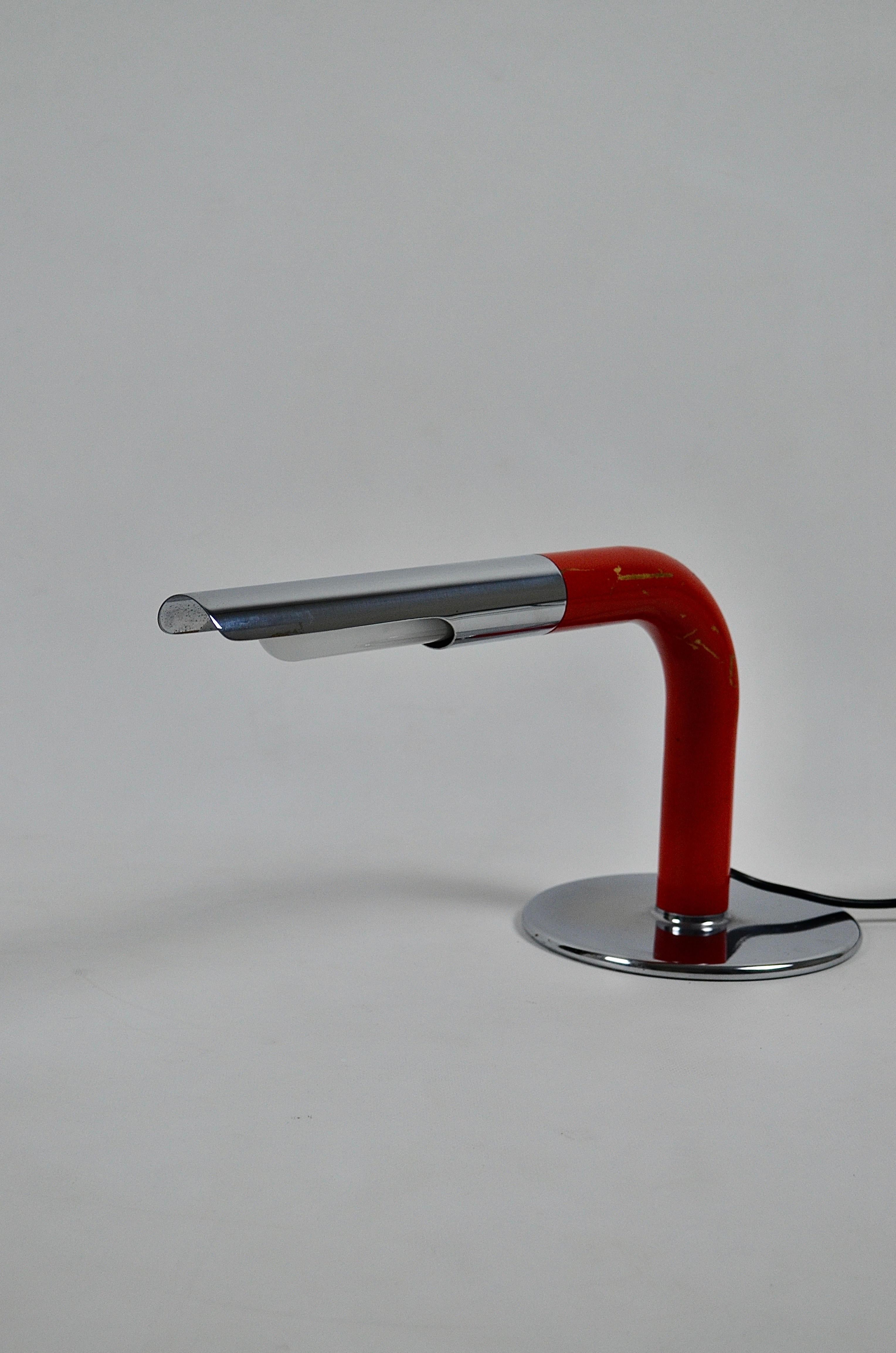 The Gulp lamp was designed by the famous lamp designer, Ingo Maurer from the 1960s. The shape is simple and very elegant, it is made up of a pipe that bends at an angle of 90 degrees and cut open at the front end. Below it goes into a rotating plate
