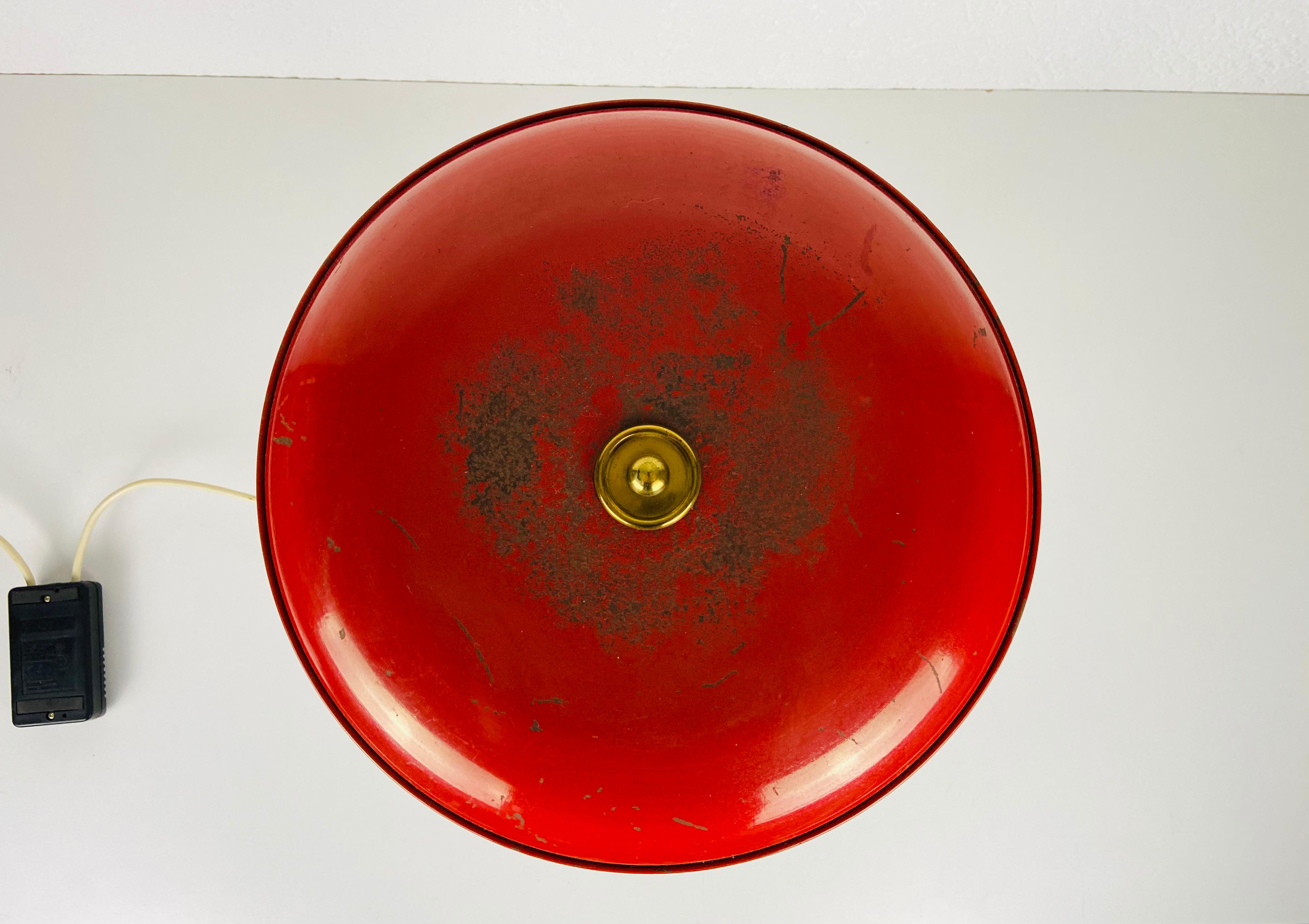 Rare lampe de bureau italienne rouge à 3 bras dans le style de Stilnovo, années 1960, Italie en vente 4