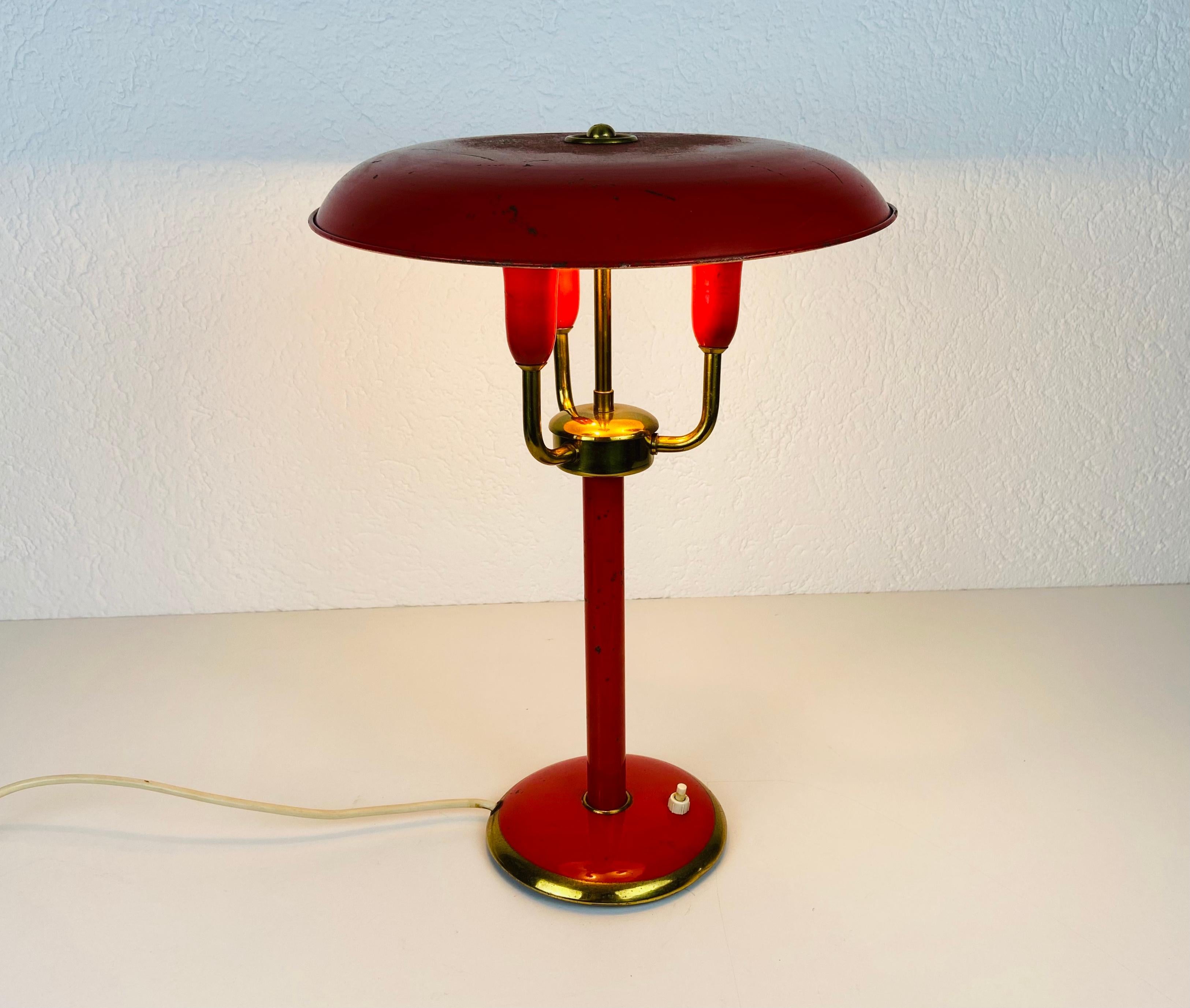Mid-Century Modern Rare lampe de bureau italienne rouge à 3 bras dans le style de Stilnovo, années 1960, Italie en vente