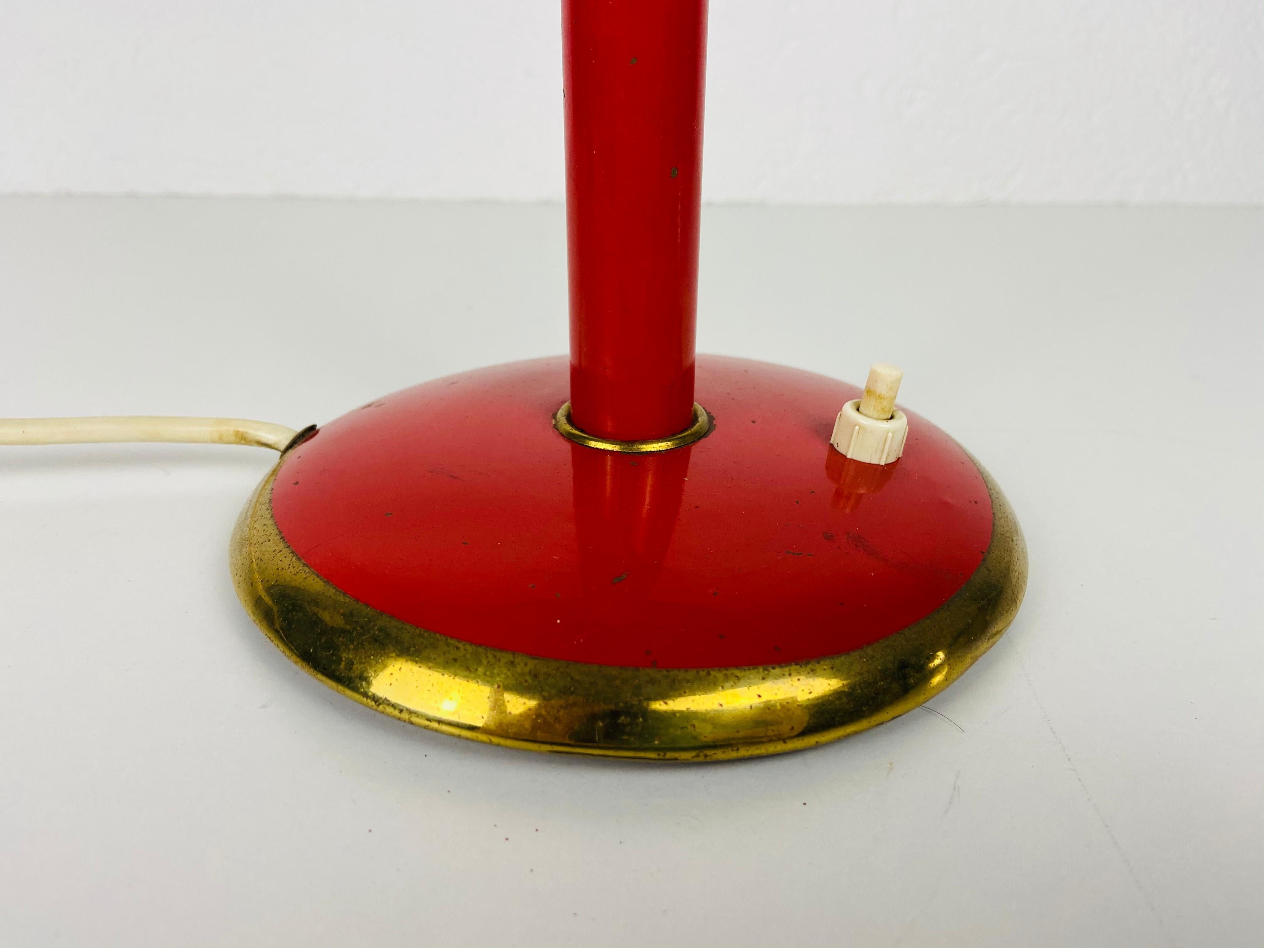 Rare lampe de bureau italienne rouge à 3 bras dans le style de Stilnovo, années 1960, Italie en vente 3