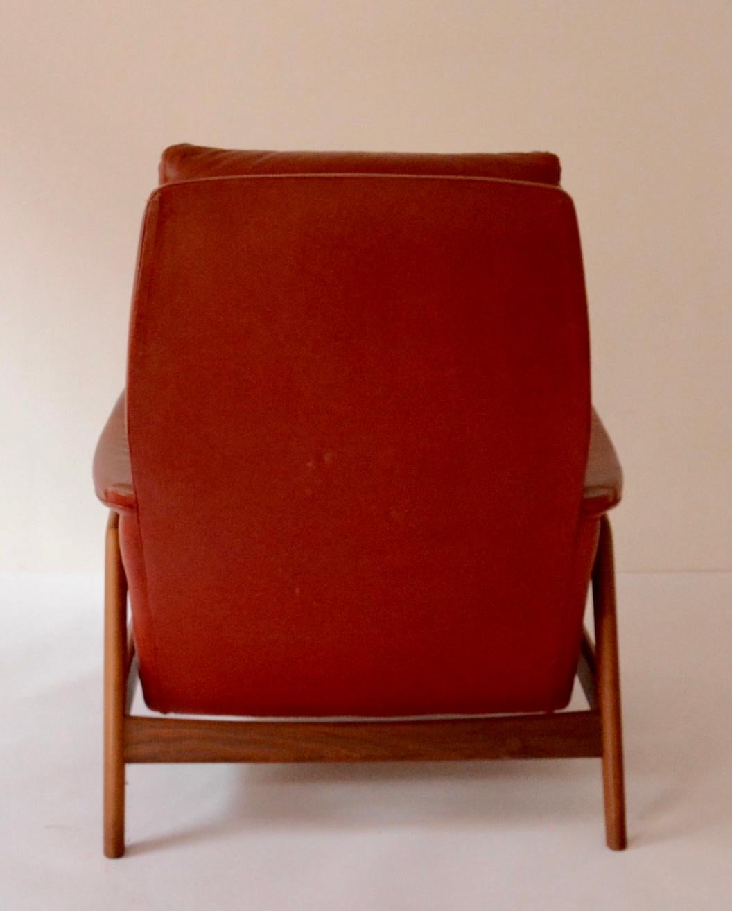Rare and unique Folke Ohlsson armchair for Dux Møbel AB with red leather upholstery. Very comfortable with tilt function and beautiful combination of wood and red leather.
Literature: Andreas Siesing 'Svenska Möbler' 2015 publisher Atlantis.