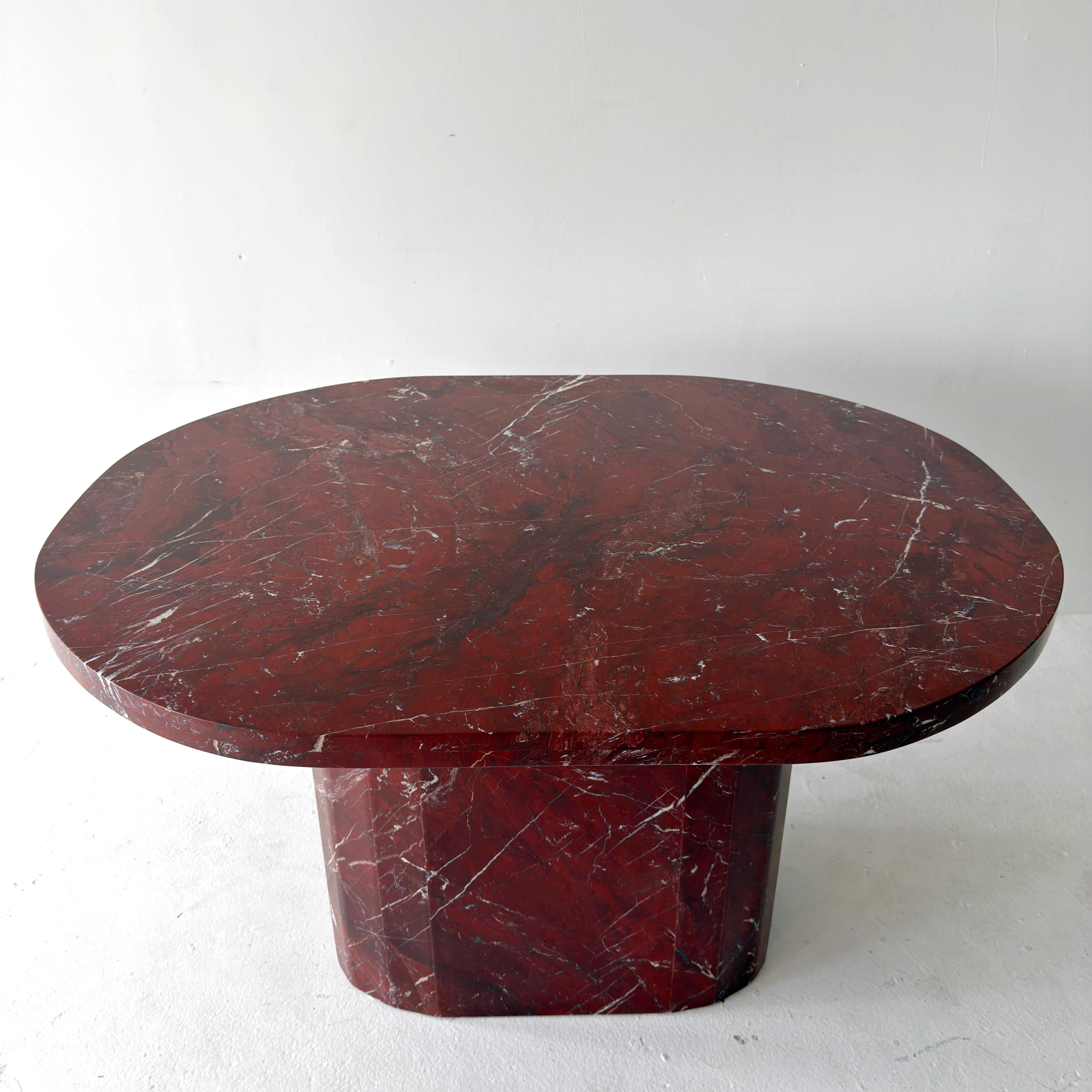 Tavolo da pranzo oblungo in marmo massiccio vintage per 4-6 posti.

Il marmo è di un rosso vivo tra il rosso sangue e il cremisi e sembra essere il Rouge Griotte, una varietà rara estratta in Francia. Striature Nature. 

Ottimo per chi cerca un