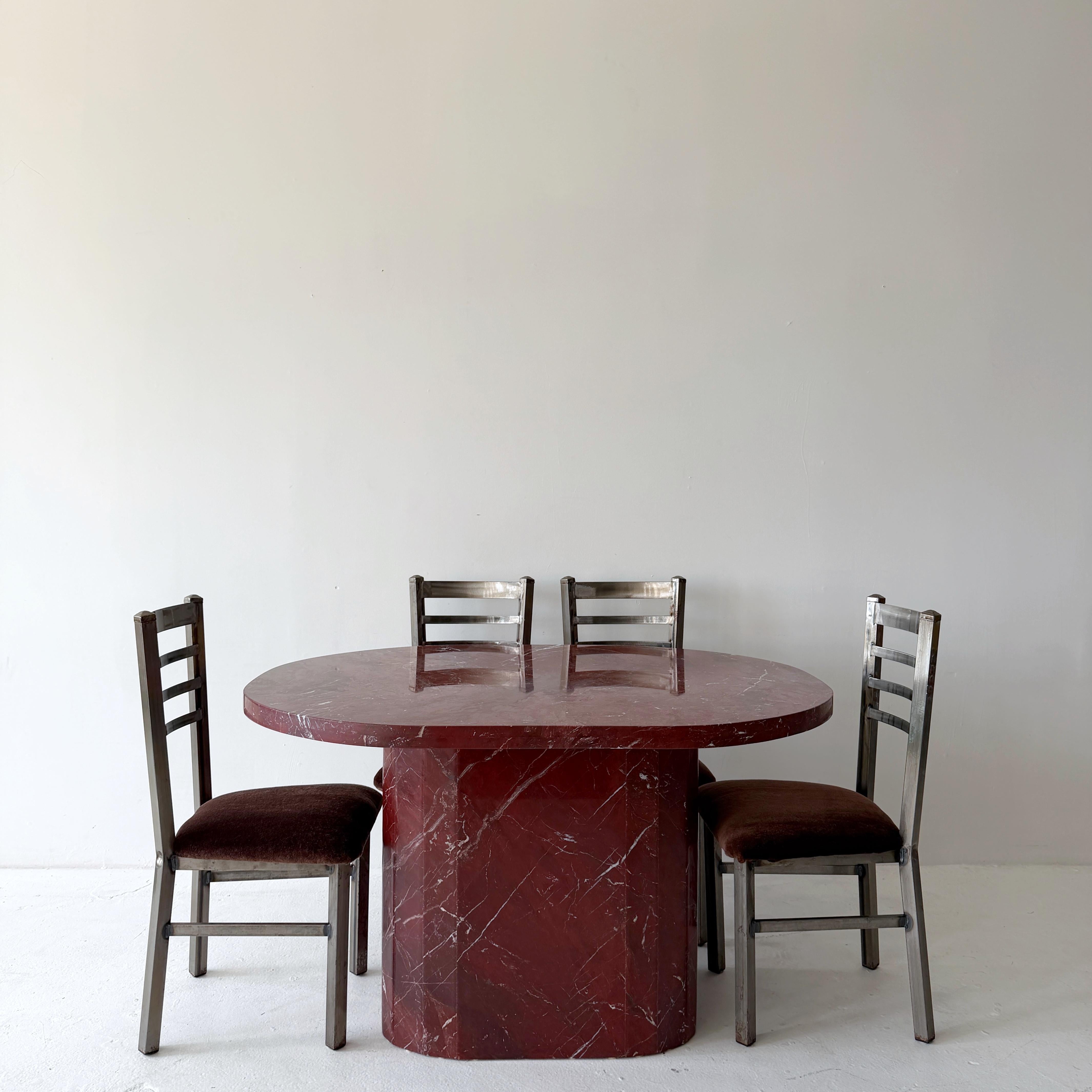 XX secolo raro tavolo da pranzo oblungo d'epoca in marmo rosso in vendita