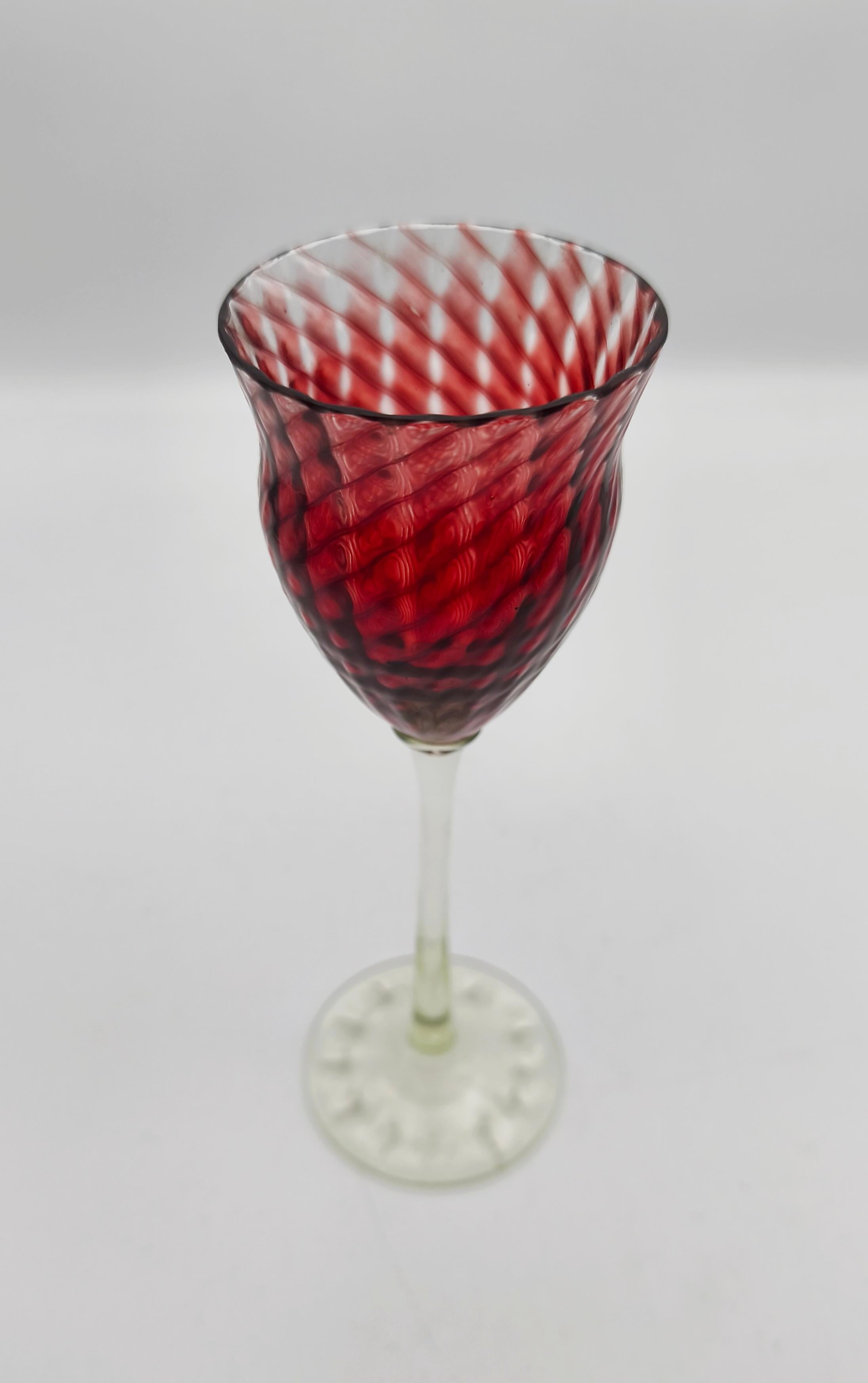 Seltenes rotes, optisch geblasenes Jugendstil-Weinglas von Emile Gallé, Nancy, ca. 1903 (Französisch) im Angebot
