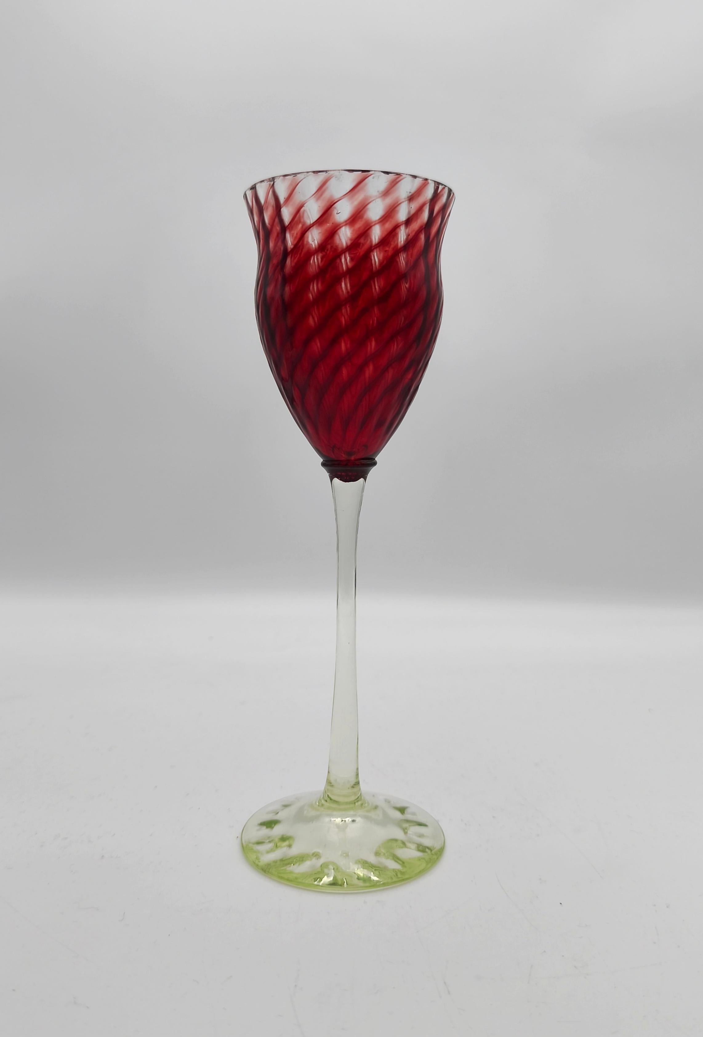 Seltenes rotes, optisch geblasenes Jugendstil-Weinglas von Emile Gallé, Nancy, ca. 1903 im Zustand „Gut“ im Angebot in Aachen, DE