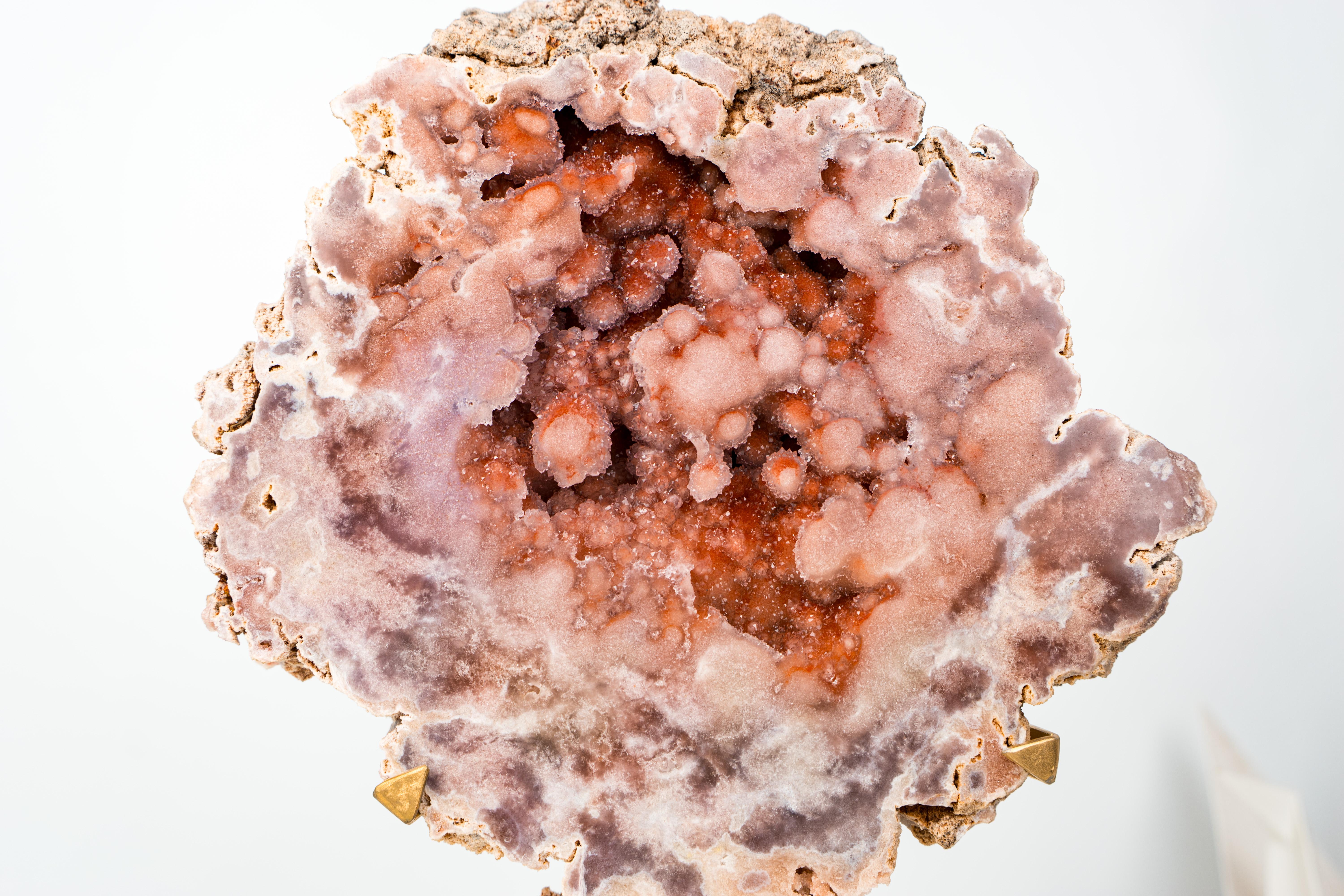 Brasiliano Raro geode di ametista rosso-rosa con superbo drugo galattico rosso e rosa in vendita
