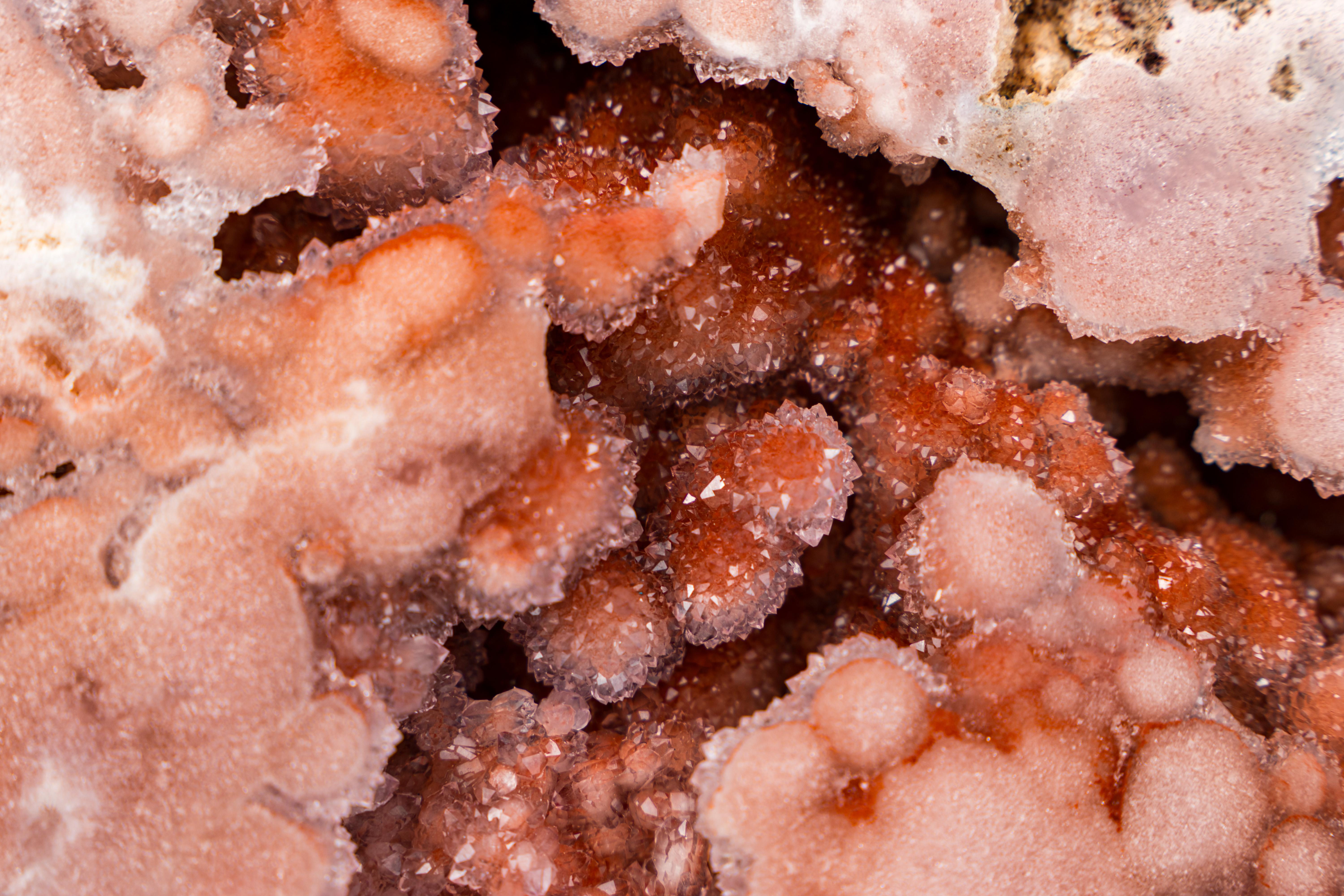 Raro geode di ametista rosso-rosa con superbo drugo galattico rosso e rosa In condizioni Nuovo in vendita a Ametista Do Sul, BR