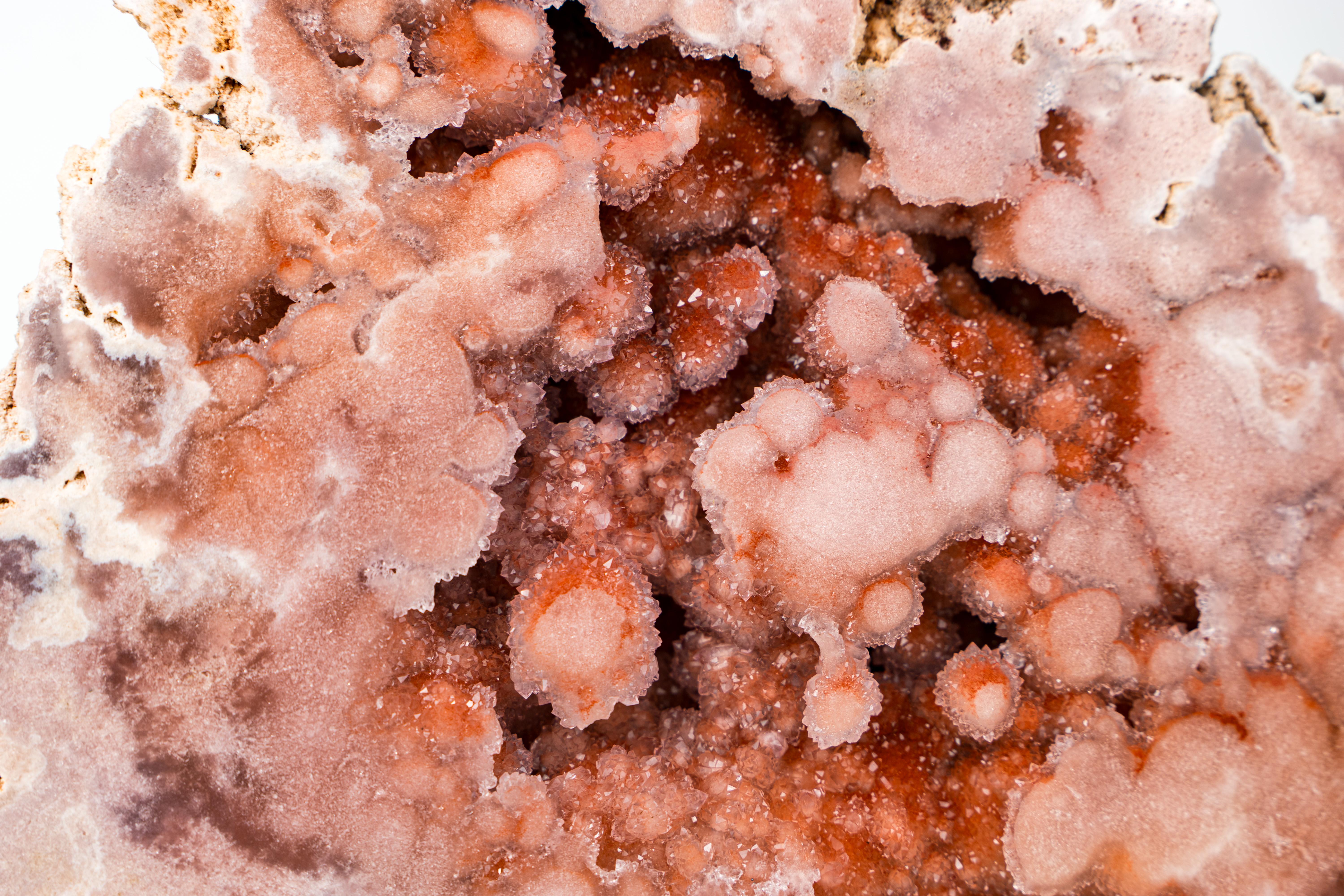 XXI secolo e contemporaneo Raro geode di ametista rosso-rosa con superbo drugo galattico rosso e rosa in vendita