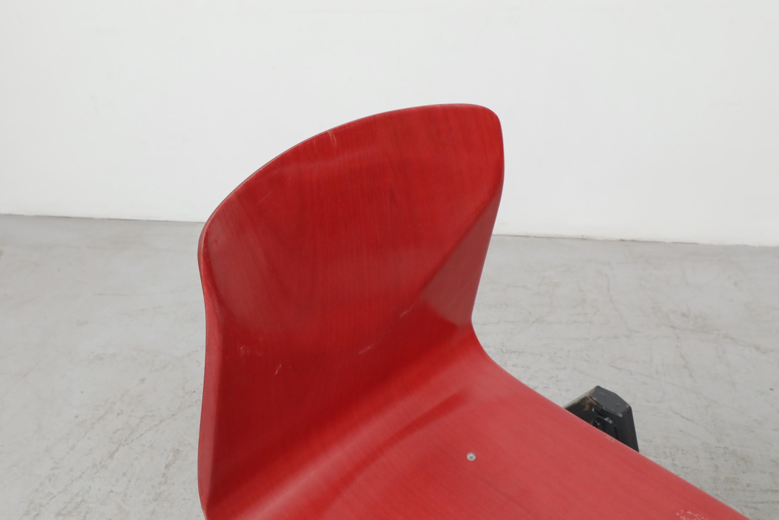 Seltene rote Stapelstühle im Prouve-Stil mit Kompassbeinen aus dunklem Metall im Angebot 3