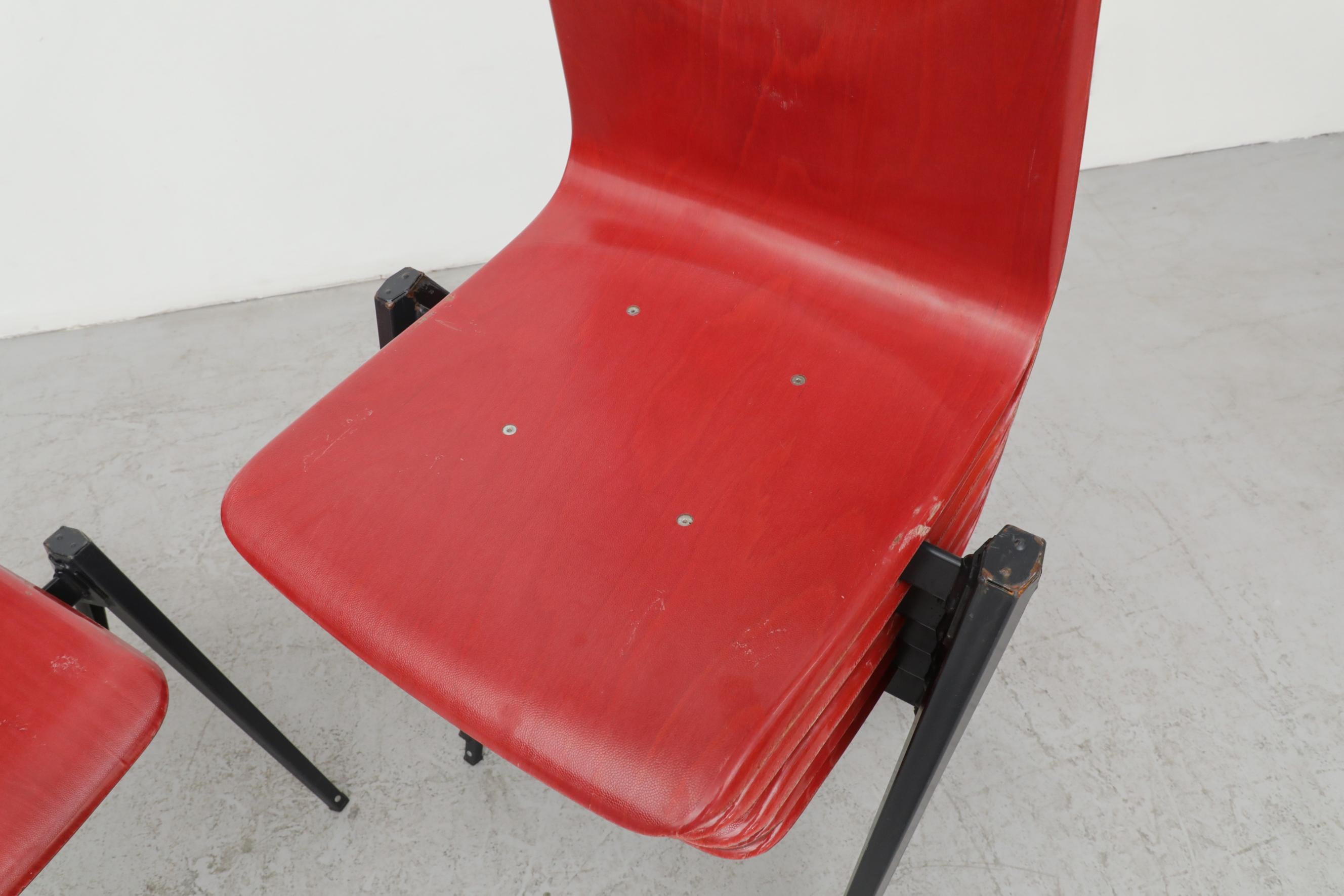 Seltene rote Stapelstühle im Prouve-Stil mit Kompassbeinen aus dunklem Metall im Angebot 4