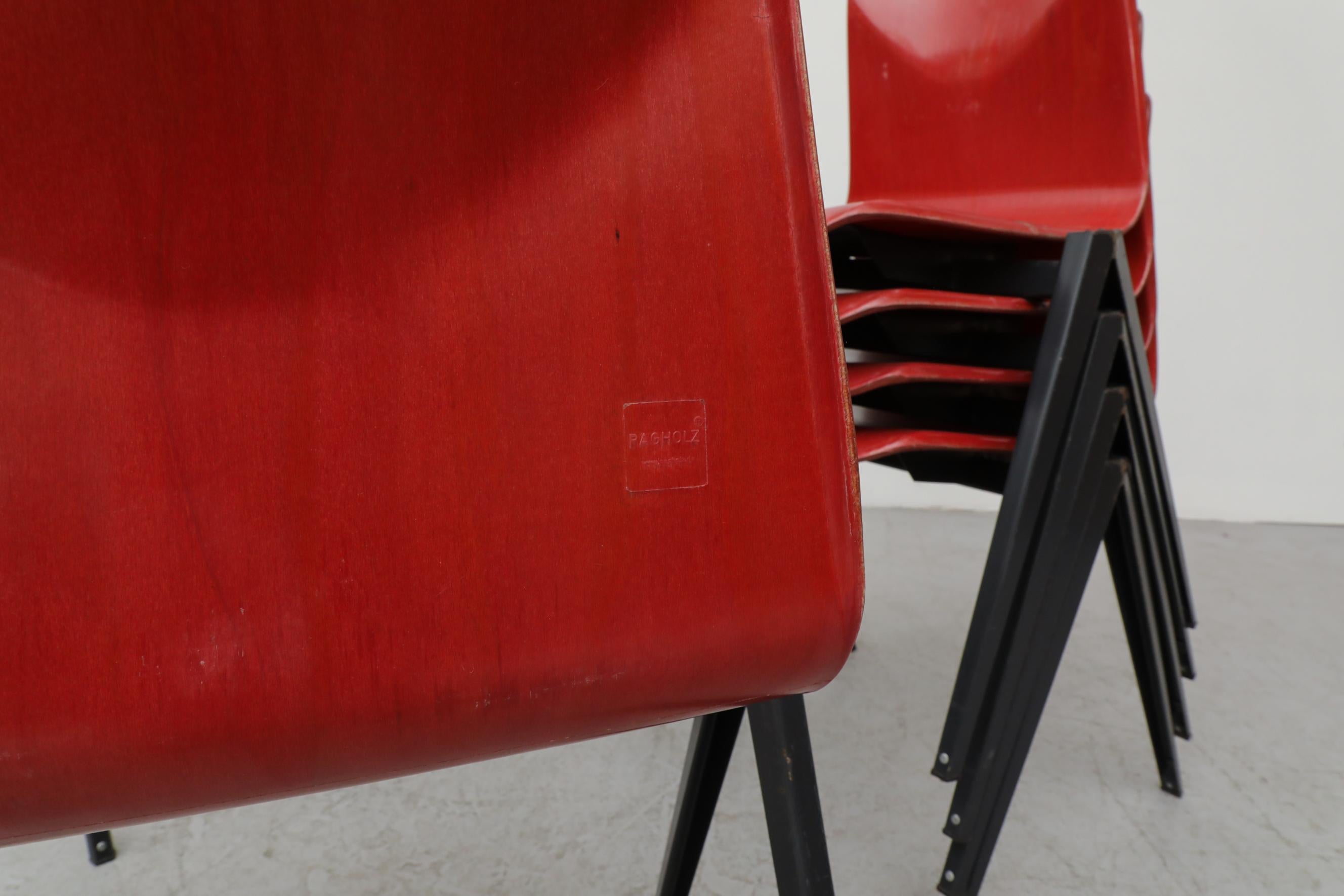 Seltene rote Stapelstühle im Prouve-Stil mit Kompassbeinen aus dunklem Metall im Angebot 5