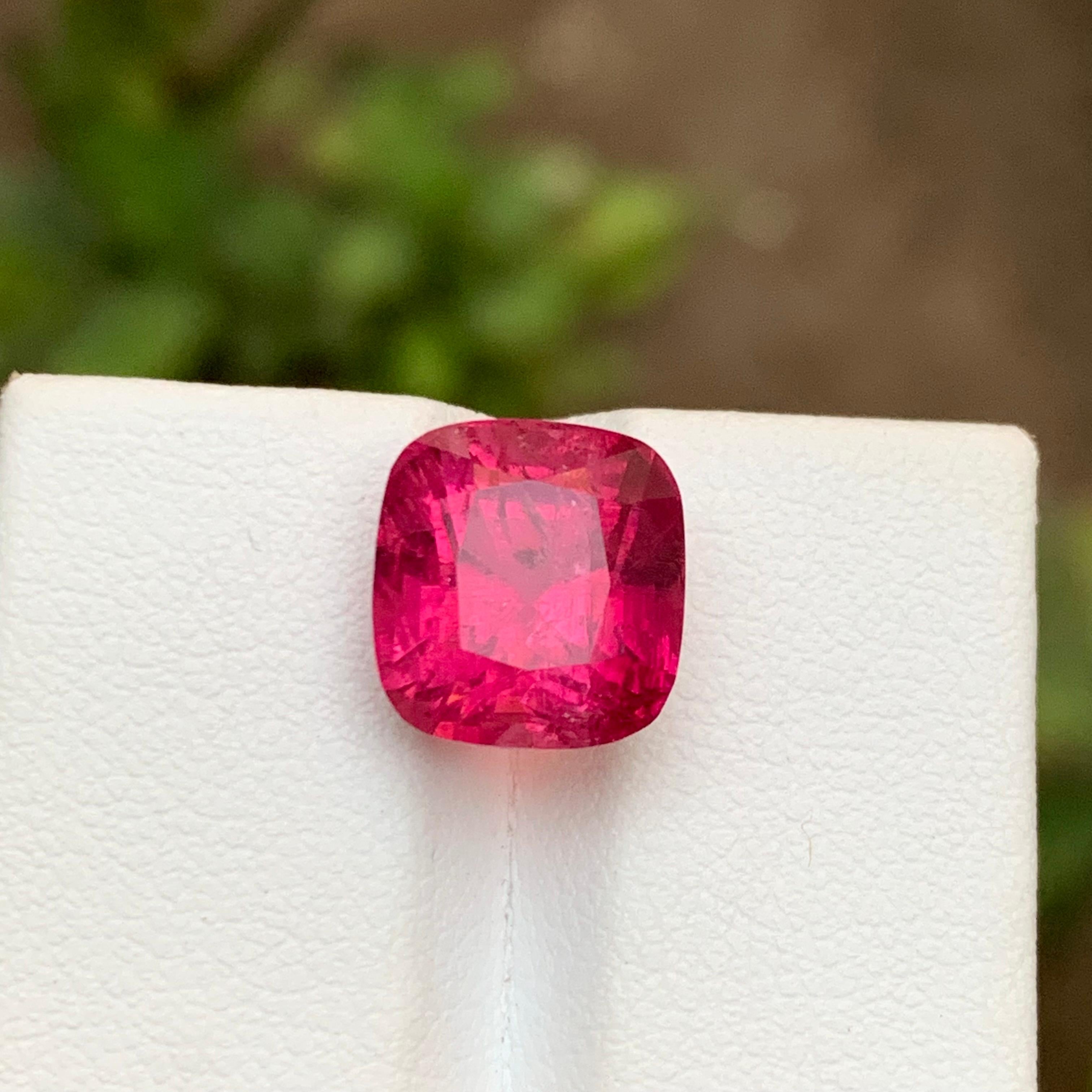 TIPO DI GEMME: Tormalina rubellite 
PEZZI: 1
PESO: 7,55 Carati
FORMA: Cuscino 
DIMENSIONE (MM): 11,00 x 10,26 x 9,30
COLORE: Rosa rossastro
CHIAREZZA: Moderatamente inclusa
TRATTAMENTO: Riscaldato
ORIGINE: Kunar, Afghanistan 
CERTIFICATO: Su
