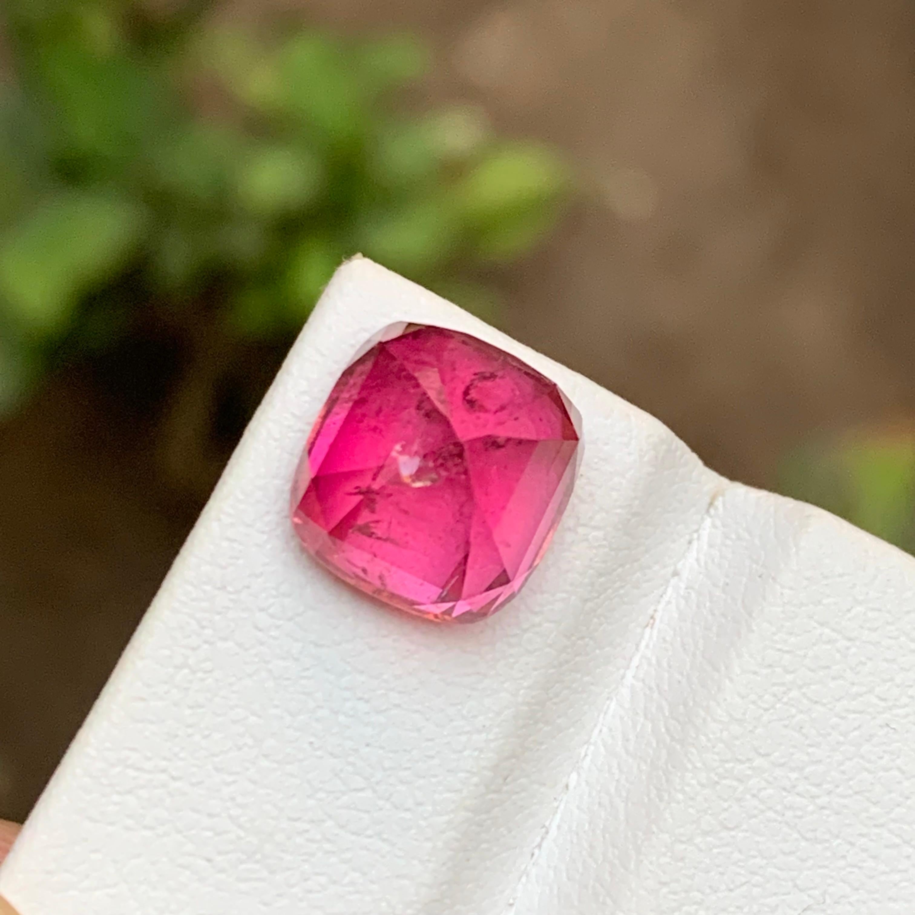 Contemporaneo Rosa rossastro raro  Gemma tormalina rubellite, taglio a cuscino da 7,55 carati per anello in vendita