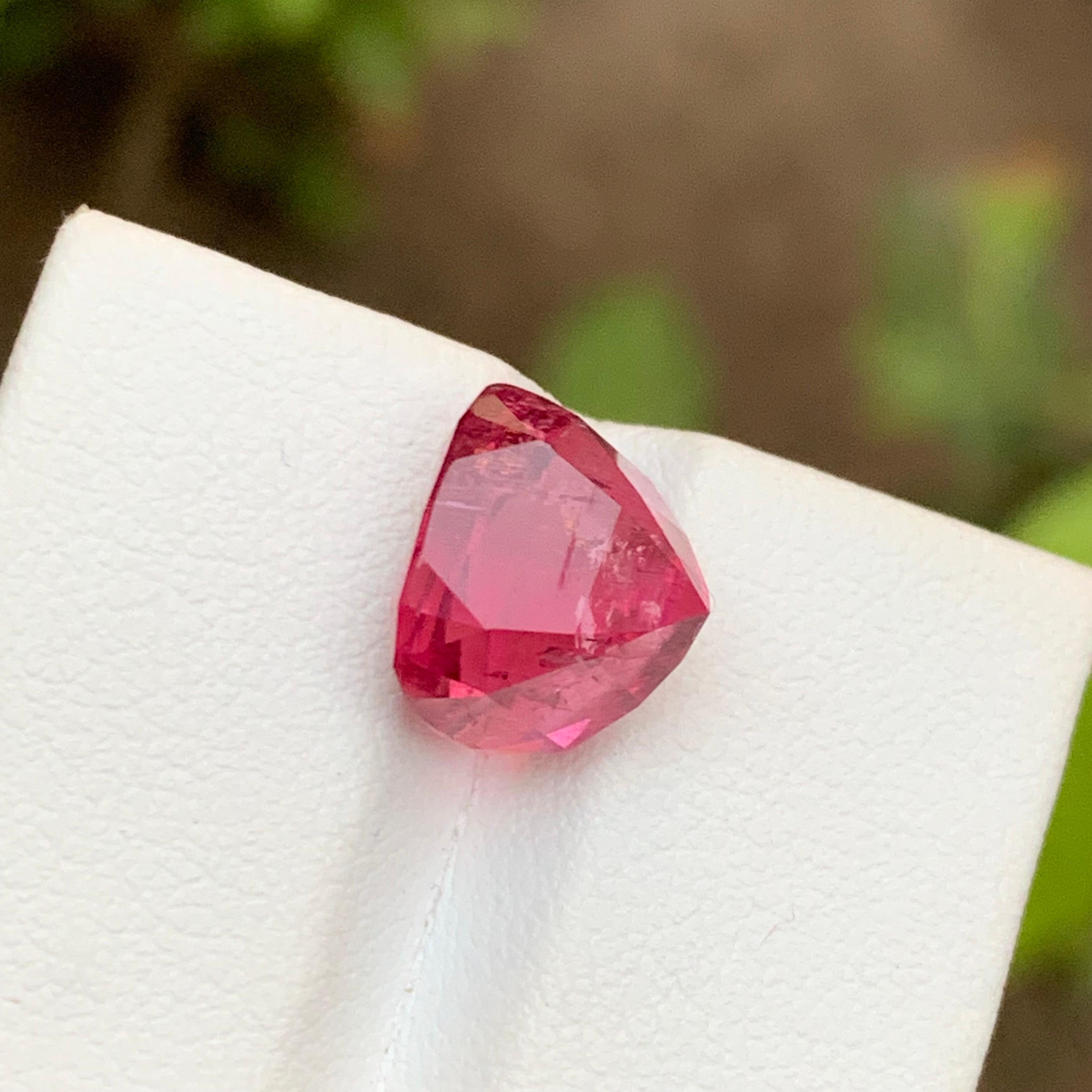 Taglio cuscino Rosa rossastro raro  Gemma tormalina rubellite, taglio a cuscino da 7,55 carati per anello in vendita