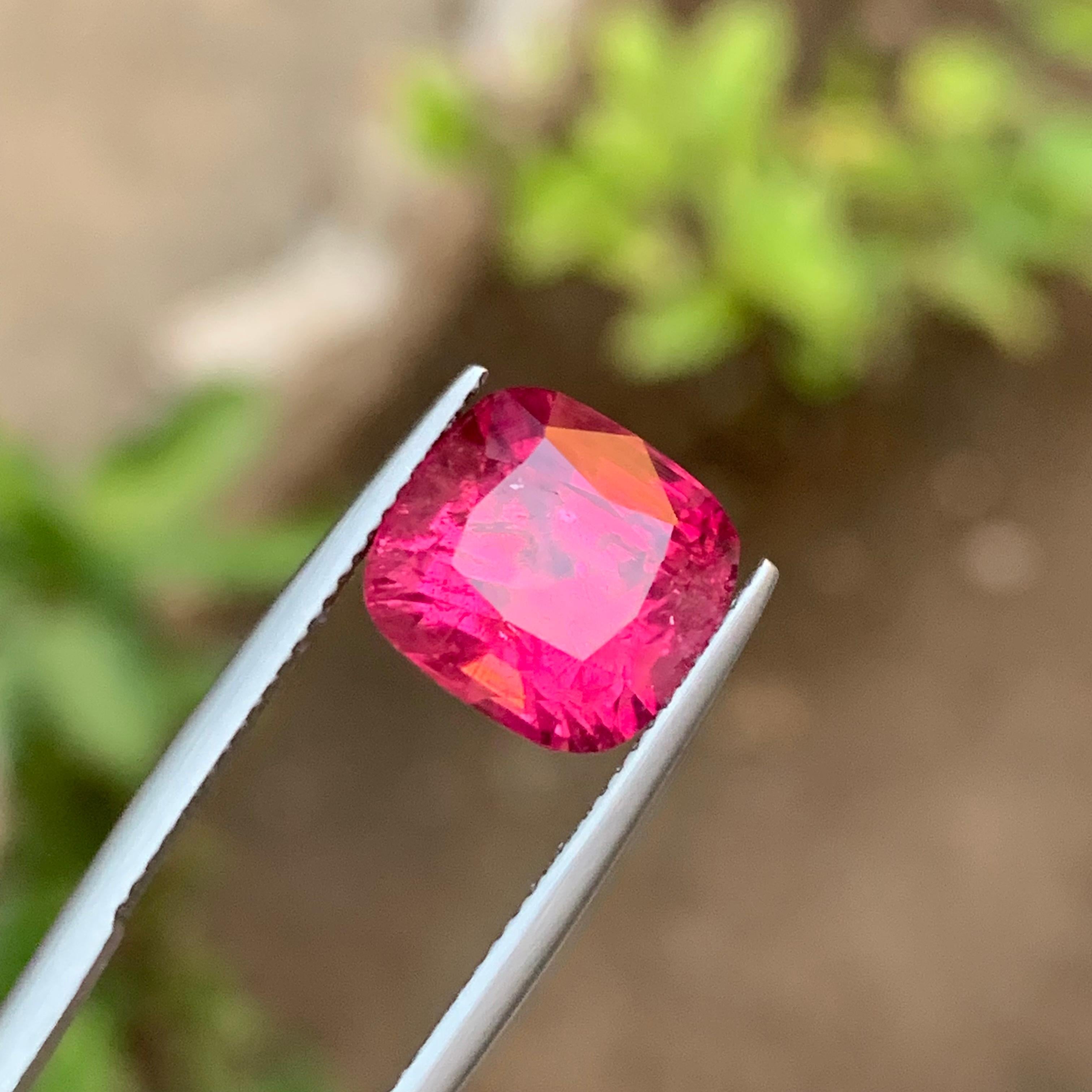 Rosa rossastro raro  Gemma tormalina rubellite, taglio a cuscino da 7,55 carati per anello in vendita 1