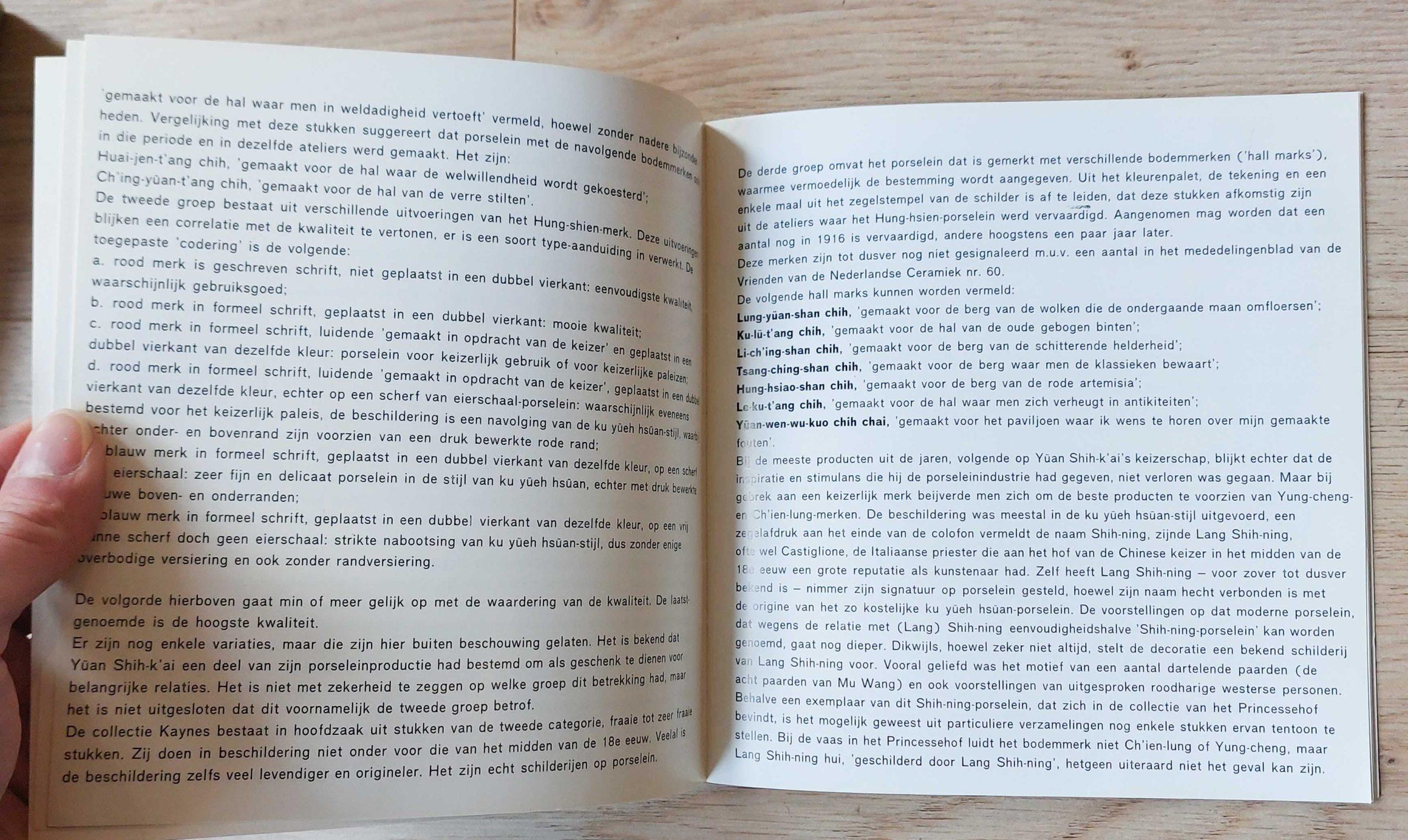 20ième siècle Livre de référence rare H.A. Oort - Dernière porcelaine impériale Xuantong, 1973 en vente