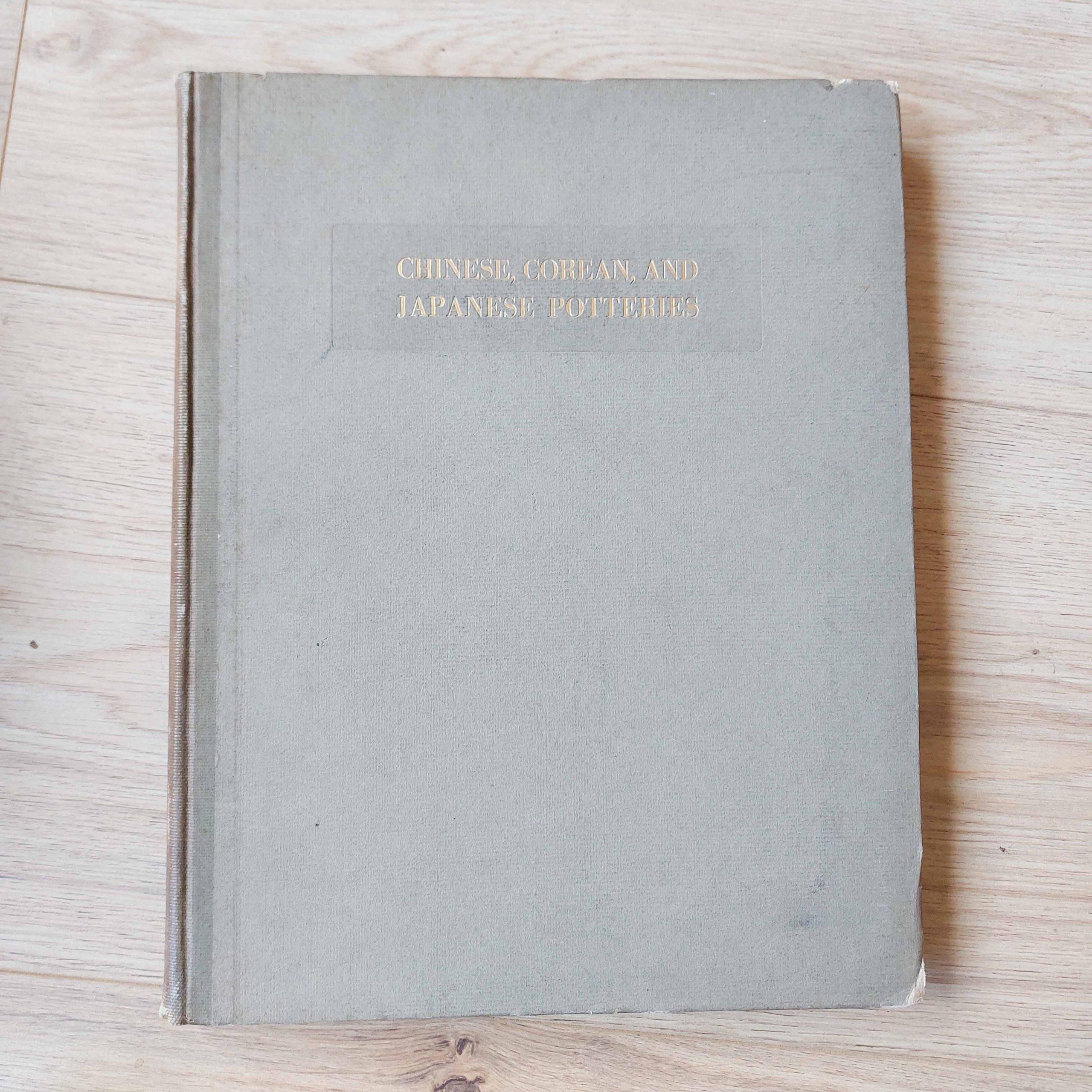 Un rarissimo catalogo del 1914. Successivamente ristampato, ma questo è l'originale. Per i collezionisti esperti

Ceramiche cinesi, coreane e giapponesi / Hobson, R.L.I.R.; Edward S. Morse; Edward Williams Pubblicato dalla Japan Society, New York,