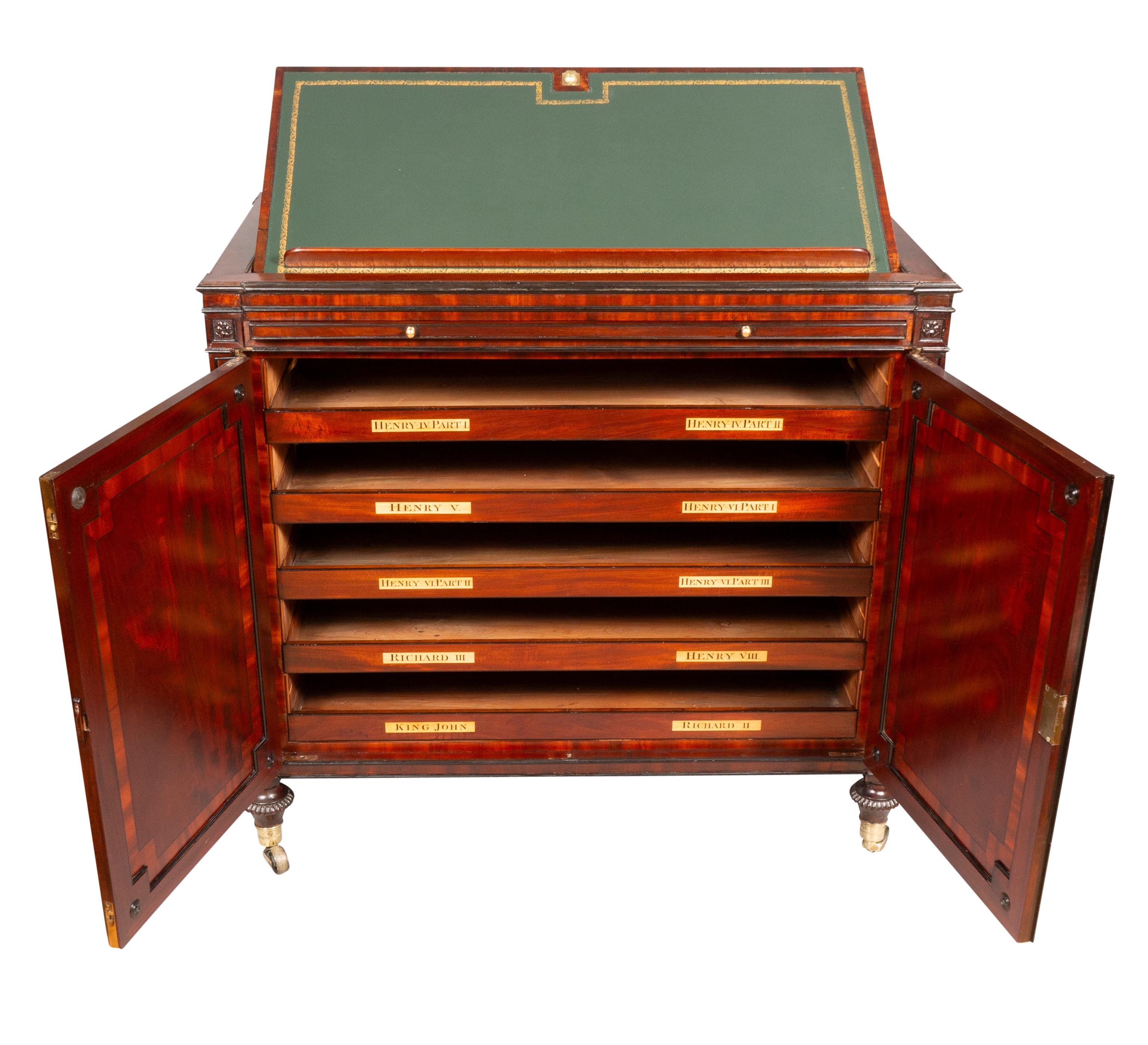 Rare collectionneur/meuble de rangement Folio Regency en acajou en vente 5