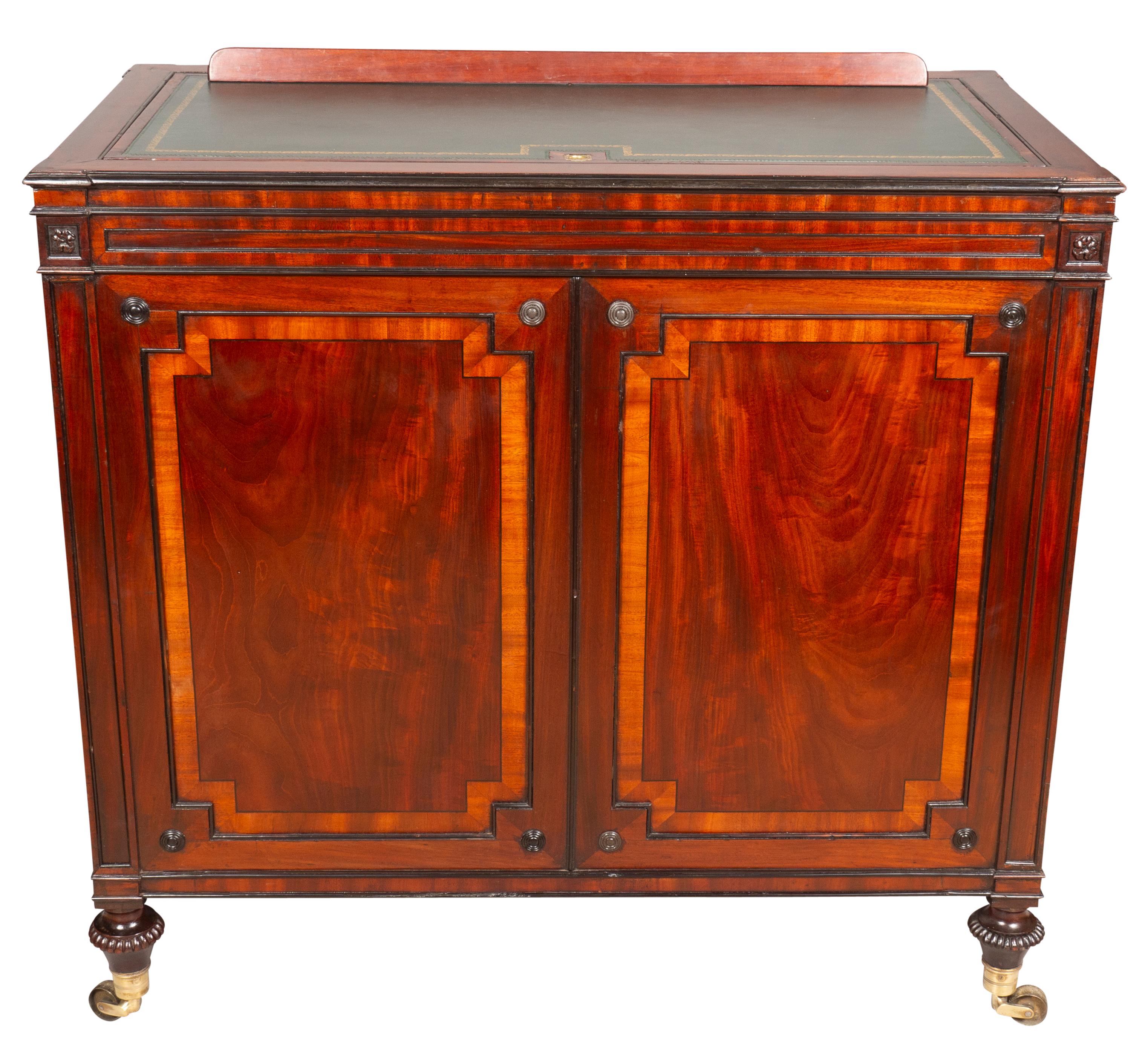Laiton Rare collectionneur/meuble de rangement Folio Regency en acajou en vente