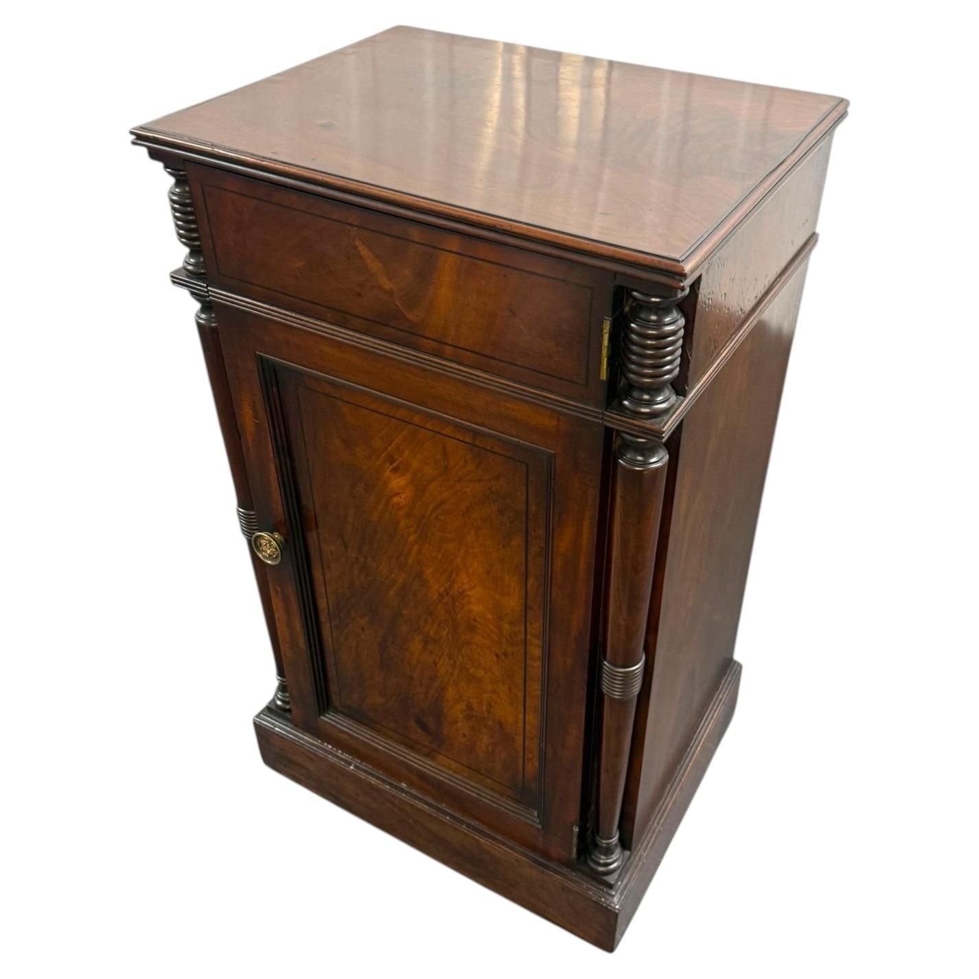 Seltener Weinkühlschrank im Regency-Stil aus Mahagoni Mit Metall ausgekleideter Innenraum