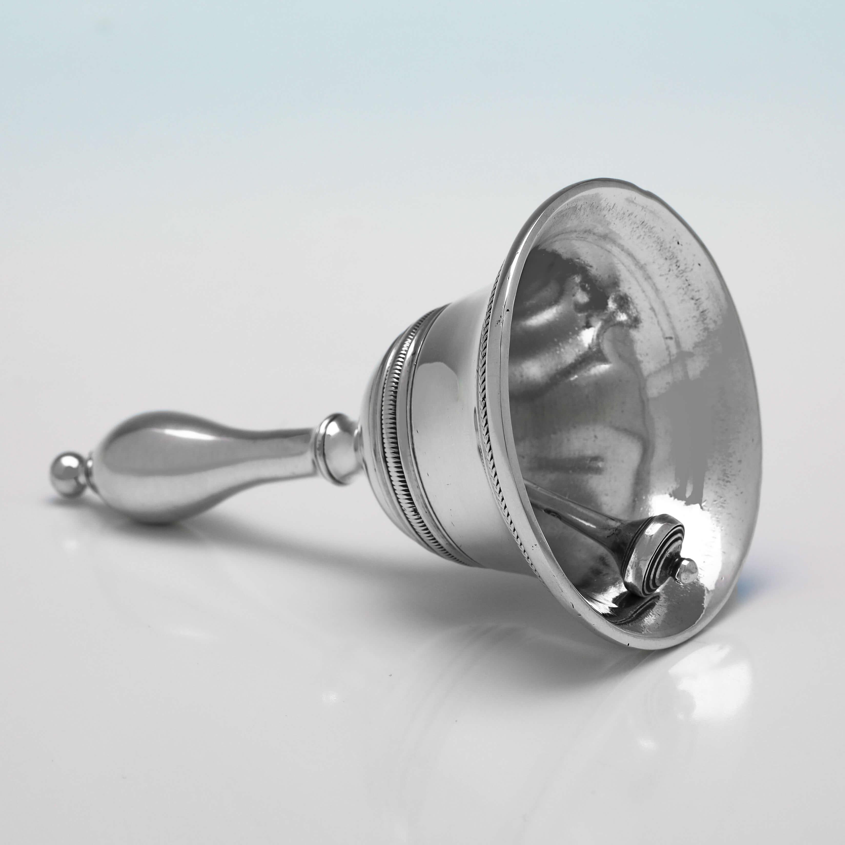 Marcada en Londres en 1819 por Thomas Richards, esta hermosa campana de plata de ley antigua de la época de la Regencia tiene un diseño sencillo con bordes de junco. La campana mide 11,5 cm de alto por 6,5 cm de diámetro y pesa 6,5 onzas troy.