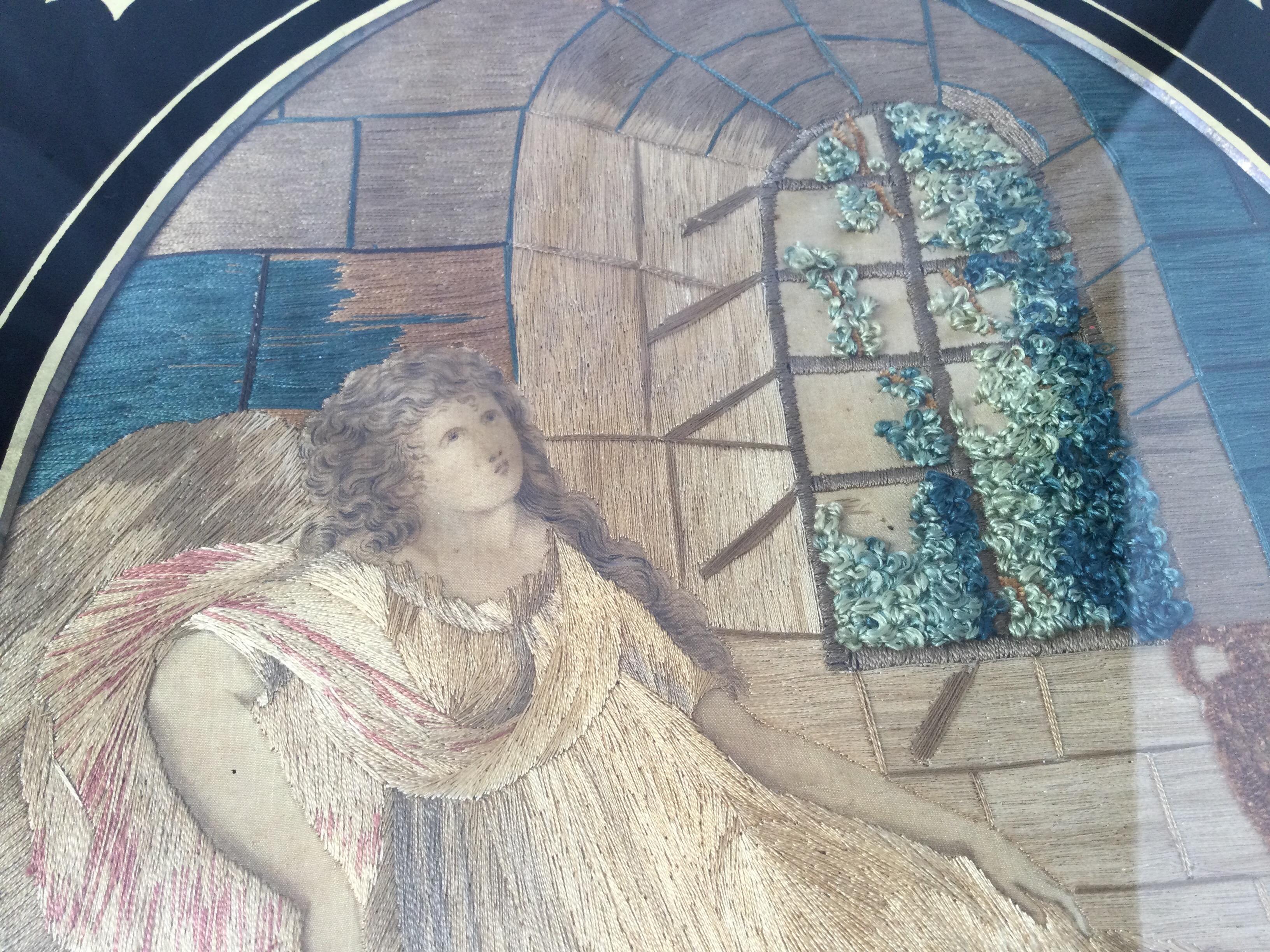 Paire de tableaux de deuil en soie brodés et peints à la main de la période Régence en vente 1