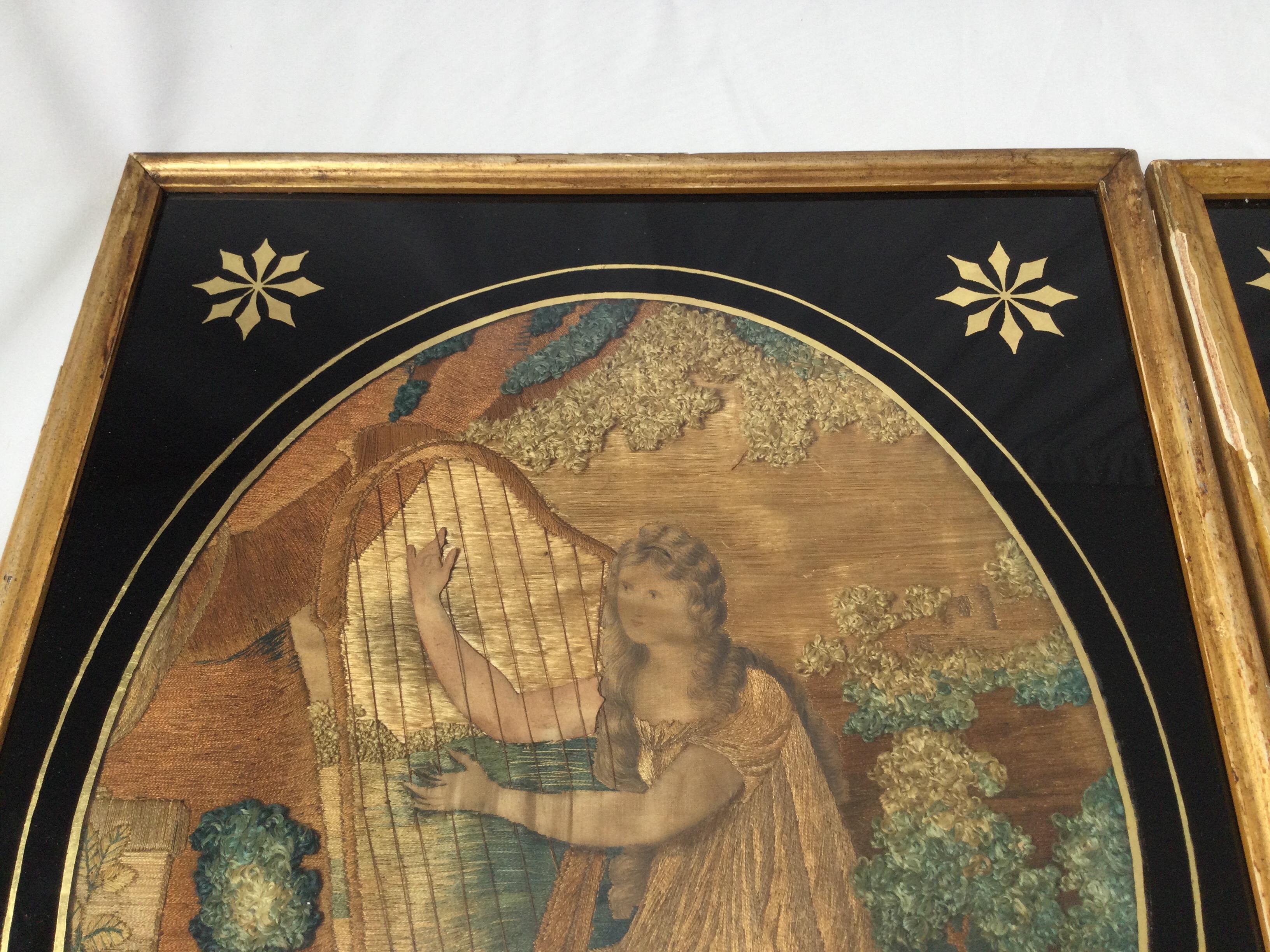 Brodé Paire de tableaux de deuil en soie brodés et peints à la main de la période Régence en vente