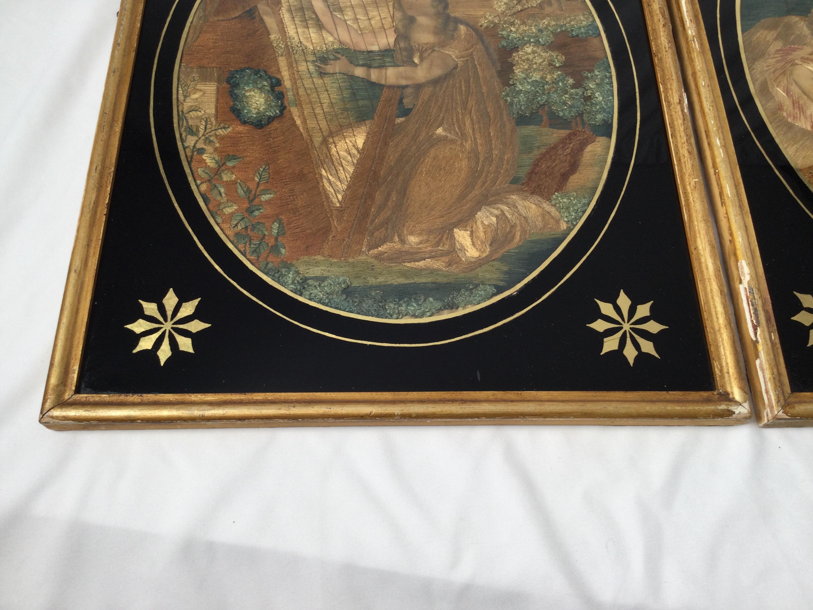 Seltene bestickte und handbemalte Trauerbilder aus Seide aus der Regency-Periode, Paar im Angebot 1