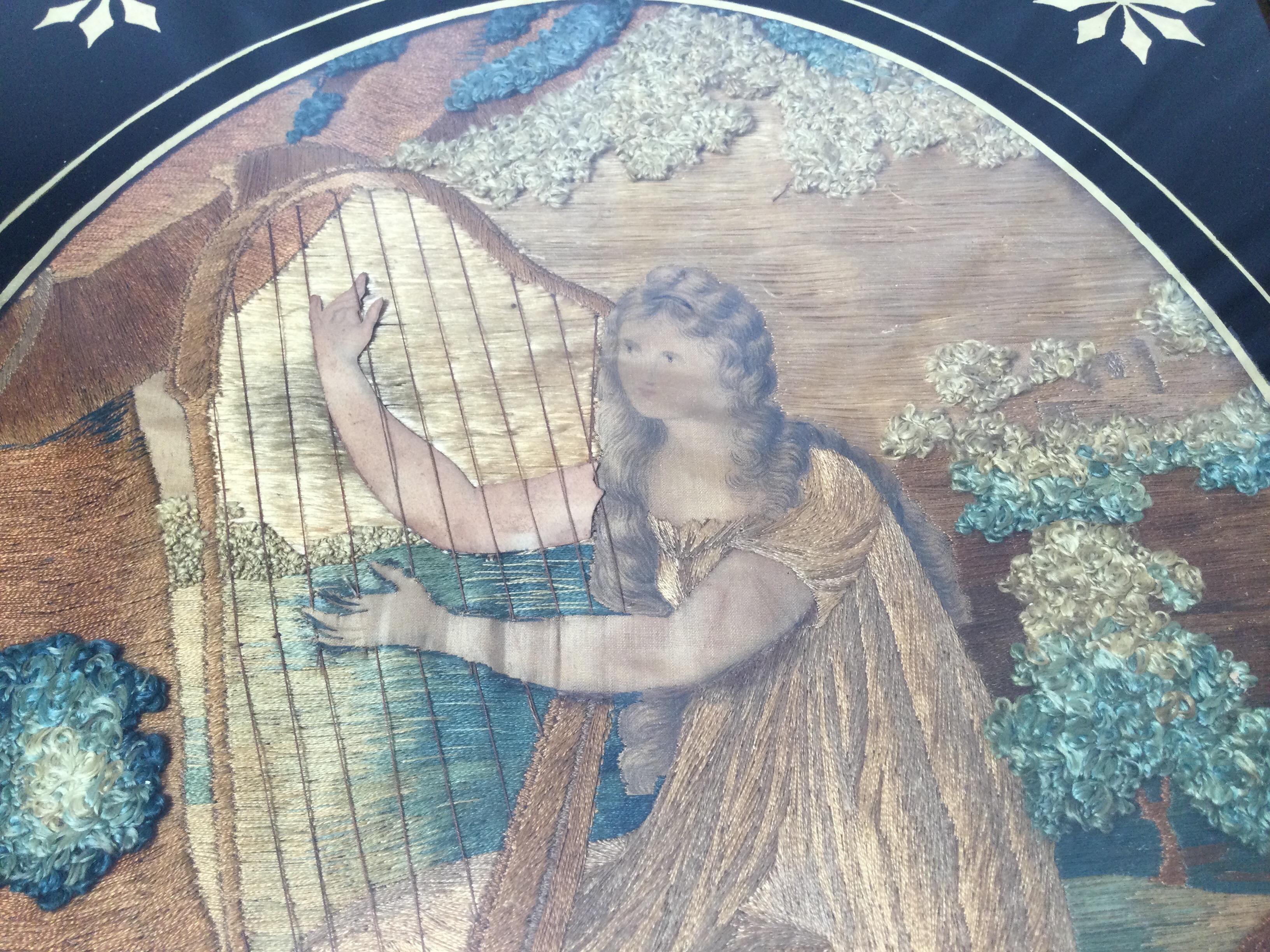 Soie Paire de tableaux de deuil en soie brodés et peints à la main de la période Régence en vente