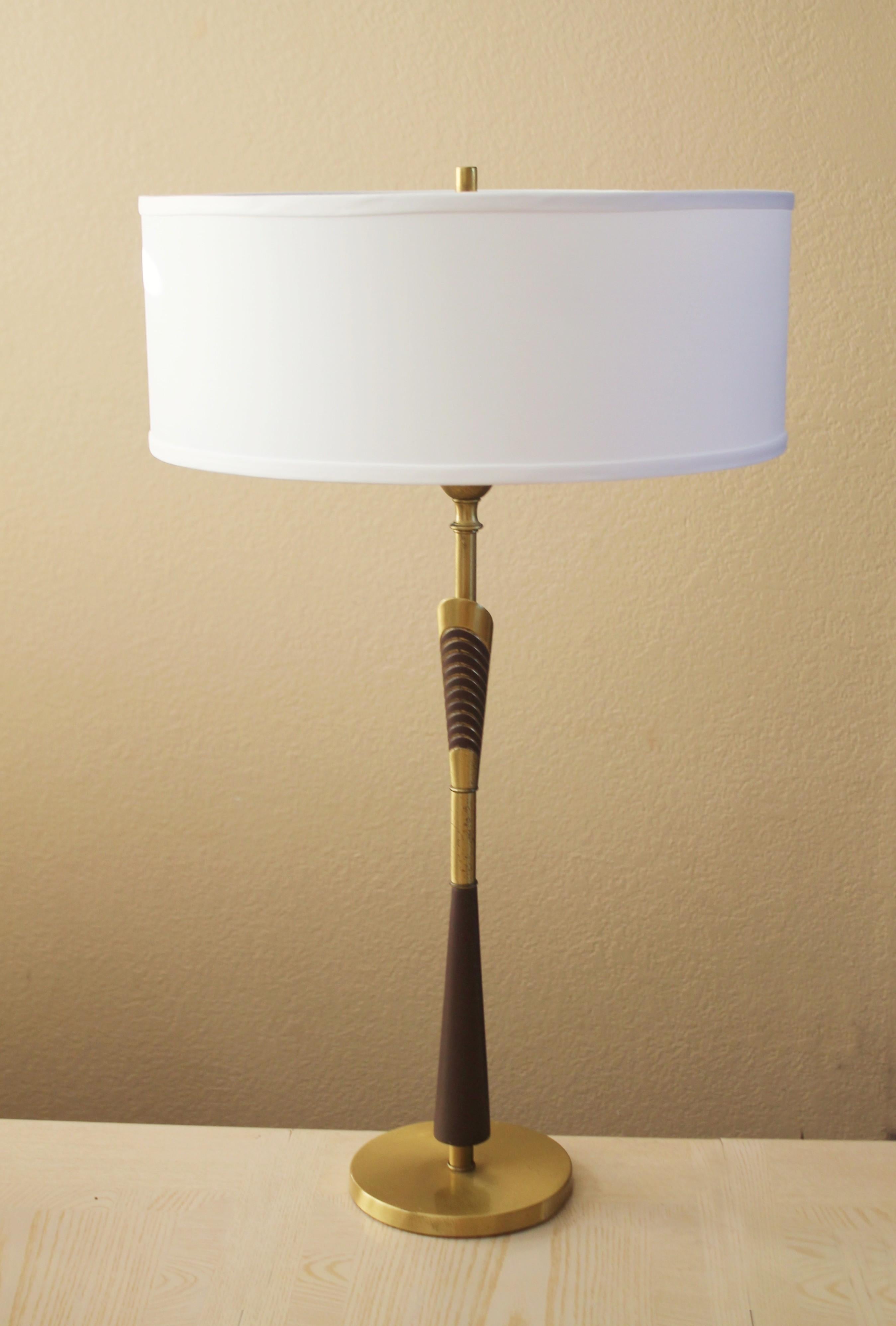 
RARE MARVELOUS MODERNISM!

REMBRANDT 
MID CENTURY MODERN
TABLE LAMP!

ATOMIC AWESOME!

DIMENSIONS: HEIGHT: 29