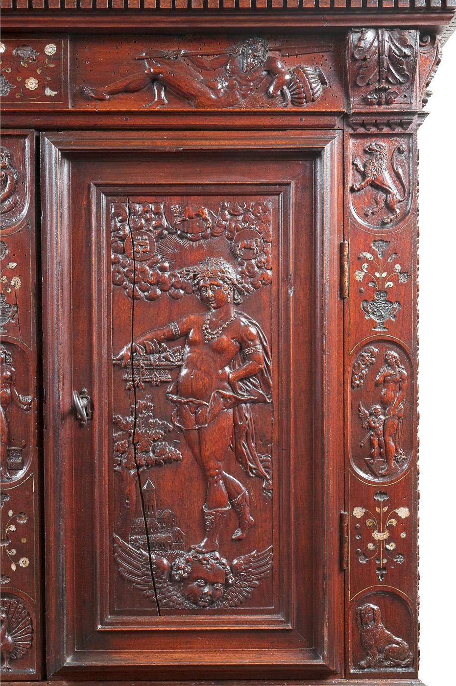 Rare cabinet Renaissance richement sculpté Bon état - En vente à Saint-Ouen, FR