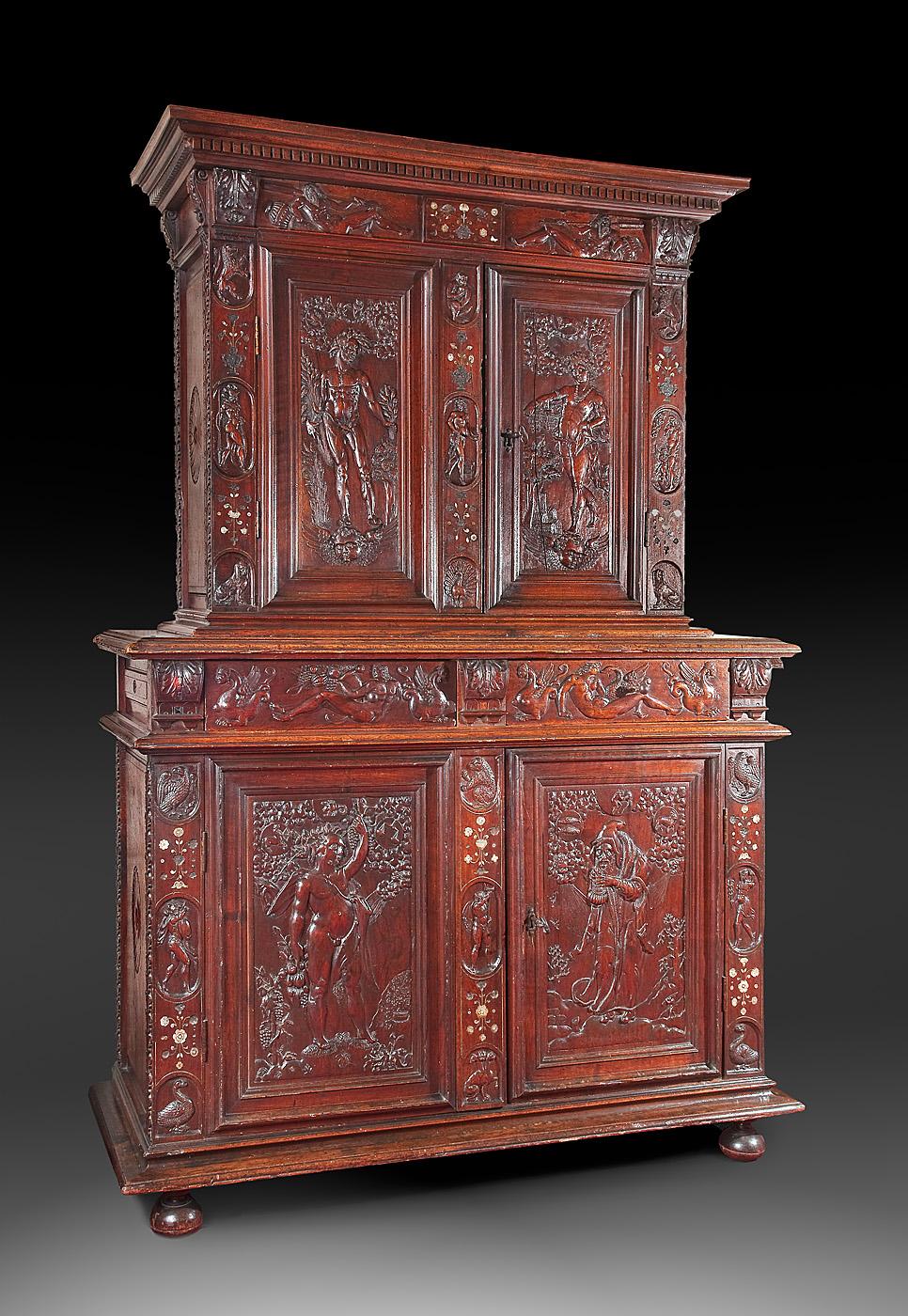 Rare cabinet Renaissance richement sculpté en vente 2