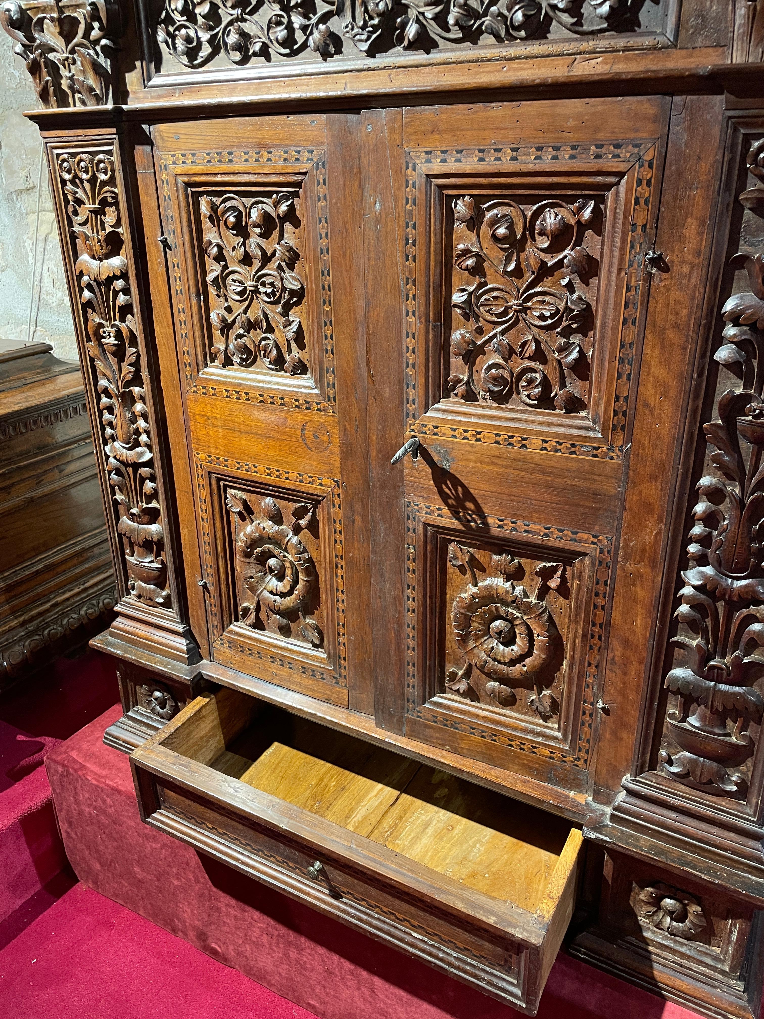 Rare cabinet florentin de la Renaissance avec décor de Certosina en vente 2