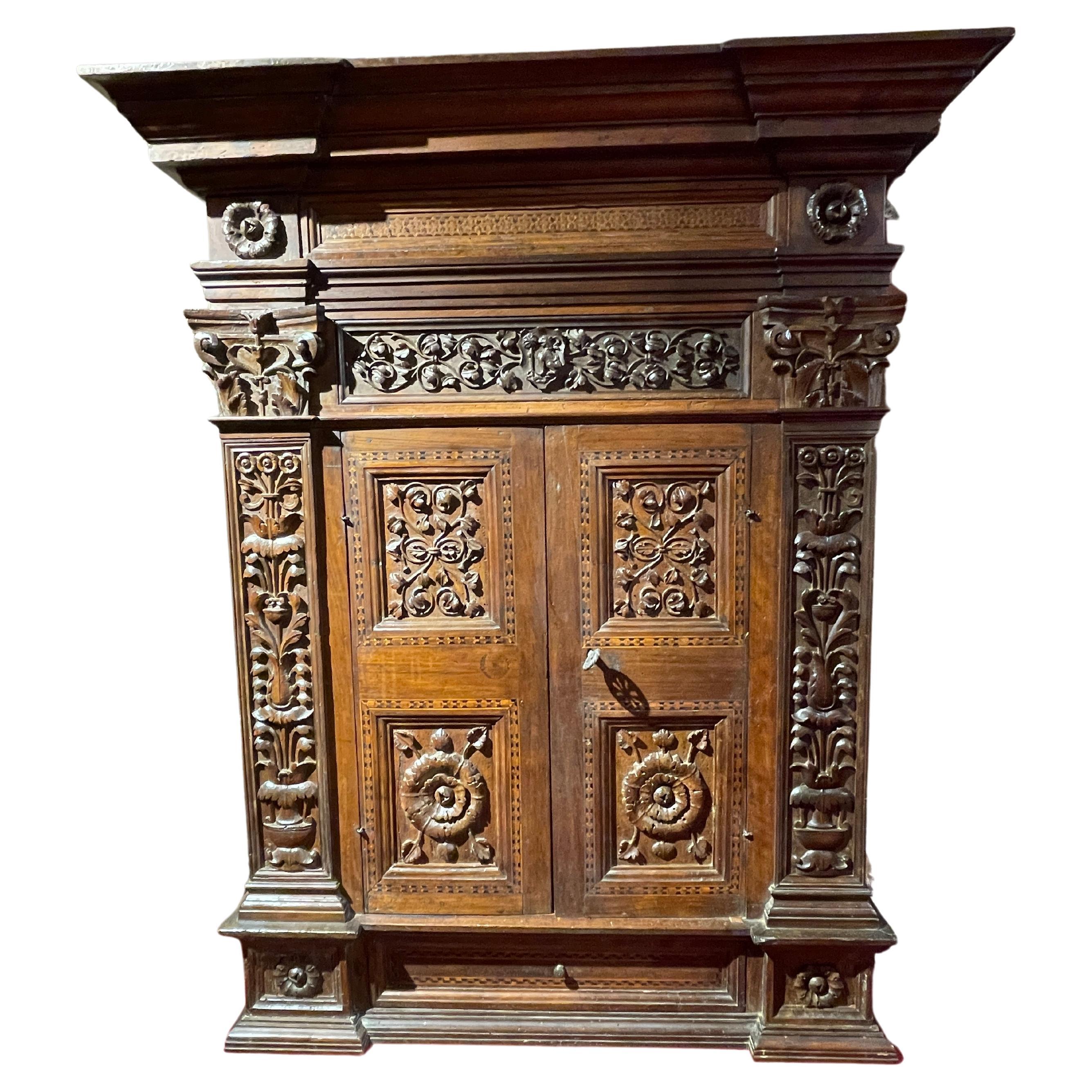 Rare cabinet florentin de la Renaissance avec décor de Certosina en vente