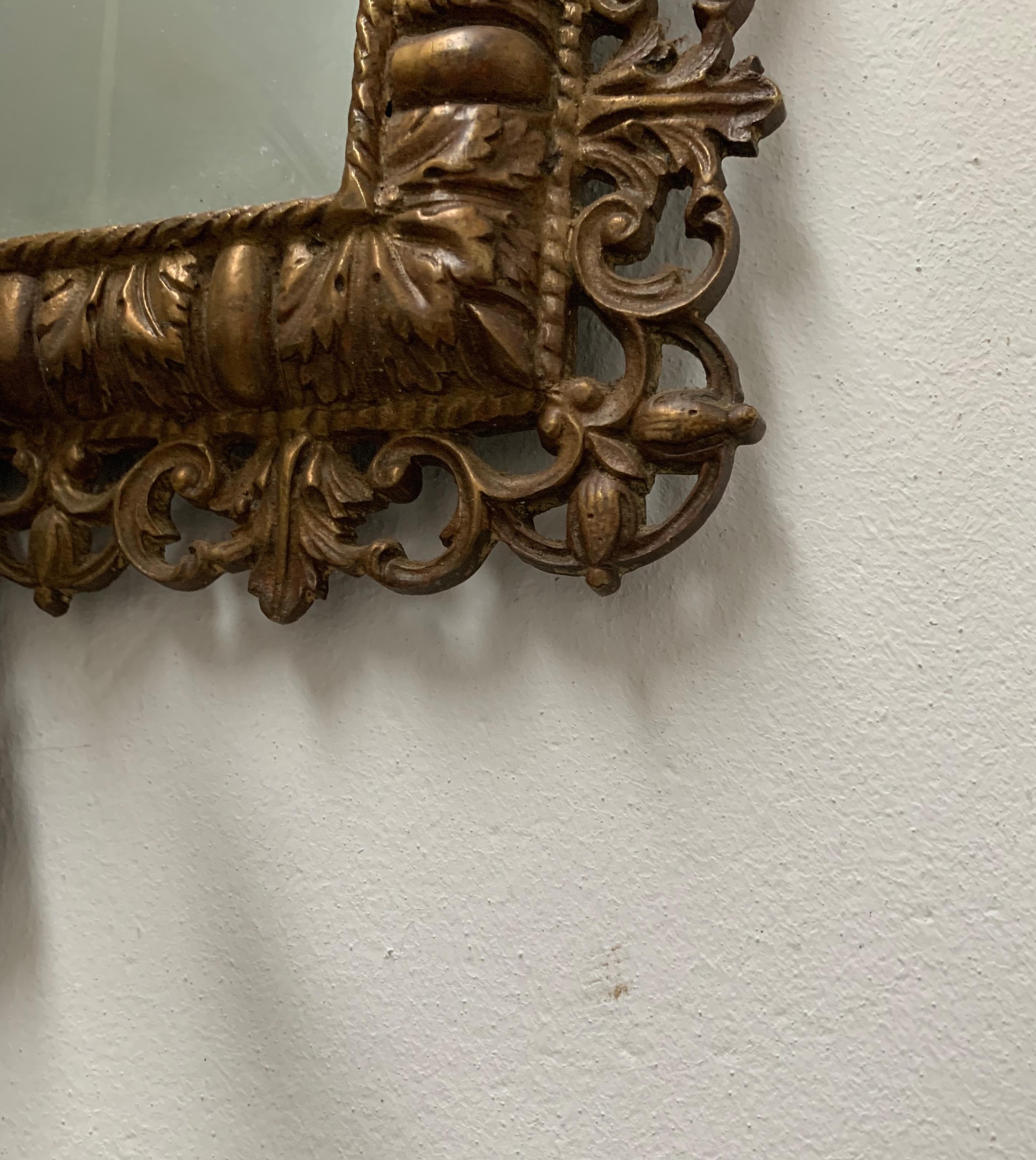Rare miroir mural néo-Renaissance en bronze avec candélabres et étonnants masques en vente 4