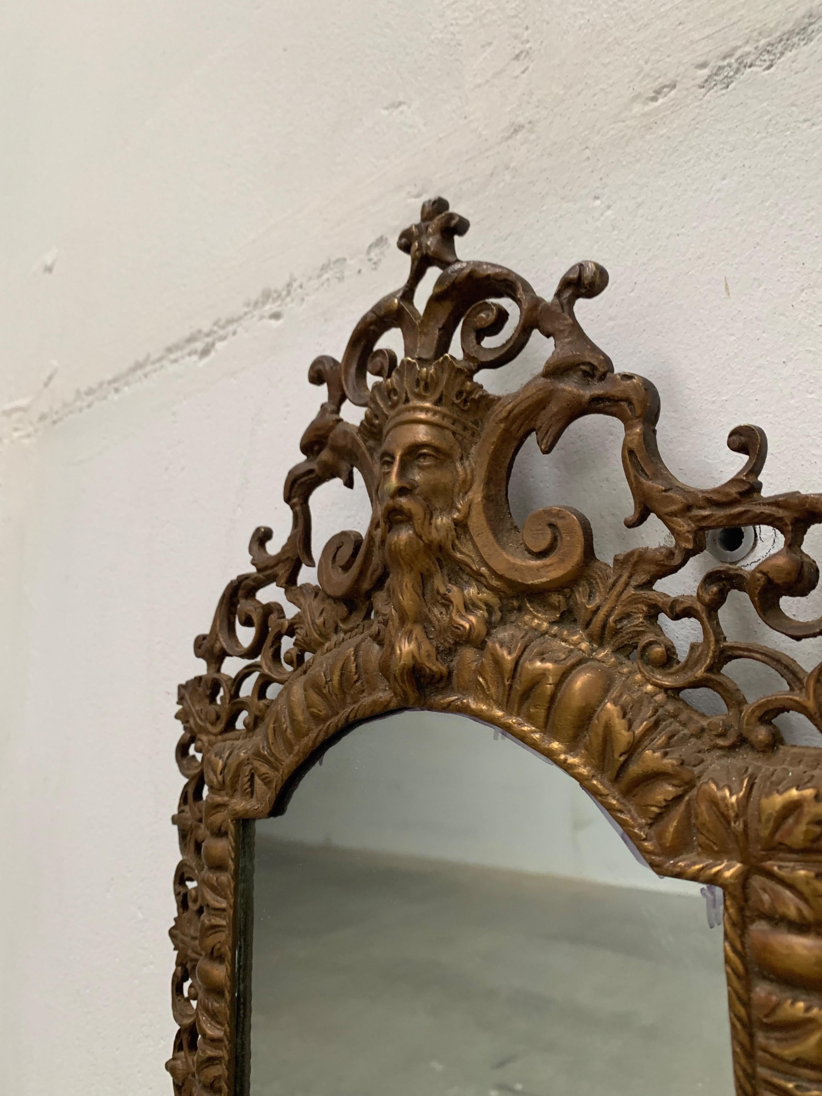 Fait main Rare miroir mural néo-Renaissance en bronze avec candélabres et étonnants masques en vente