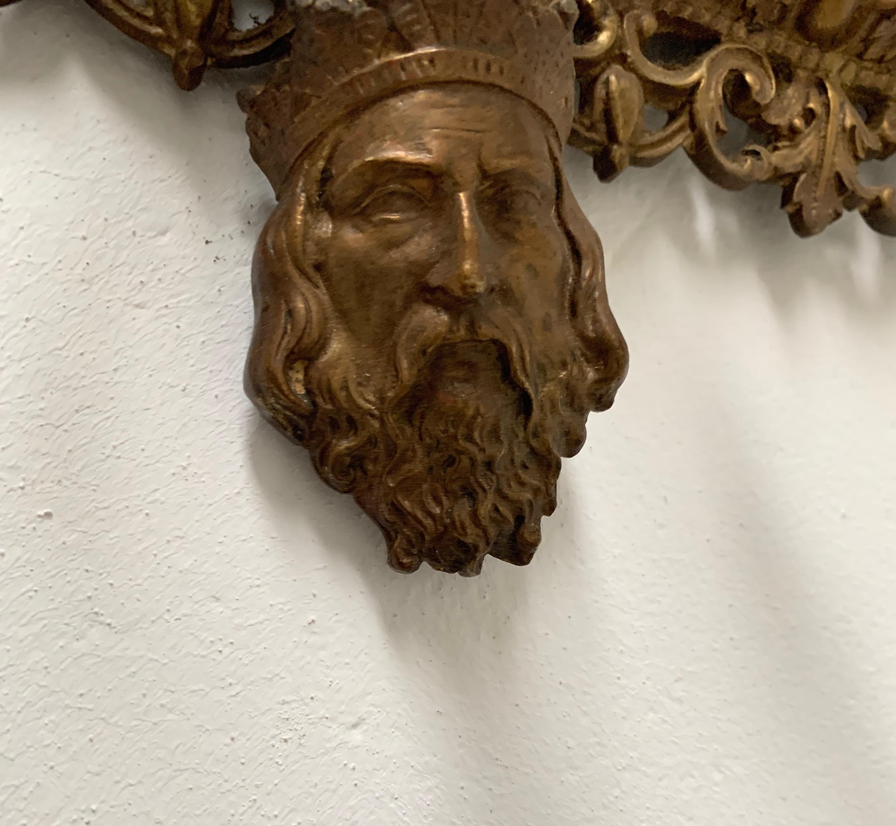 Bronze Rare miroir mural néo-Renaissance en bronze avec candélabres et étonnants masques en vente