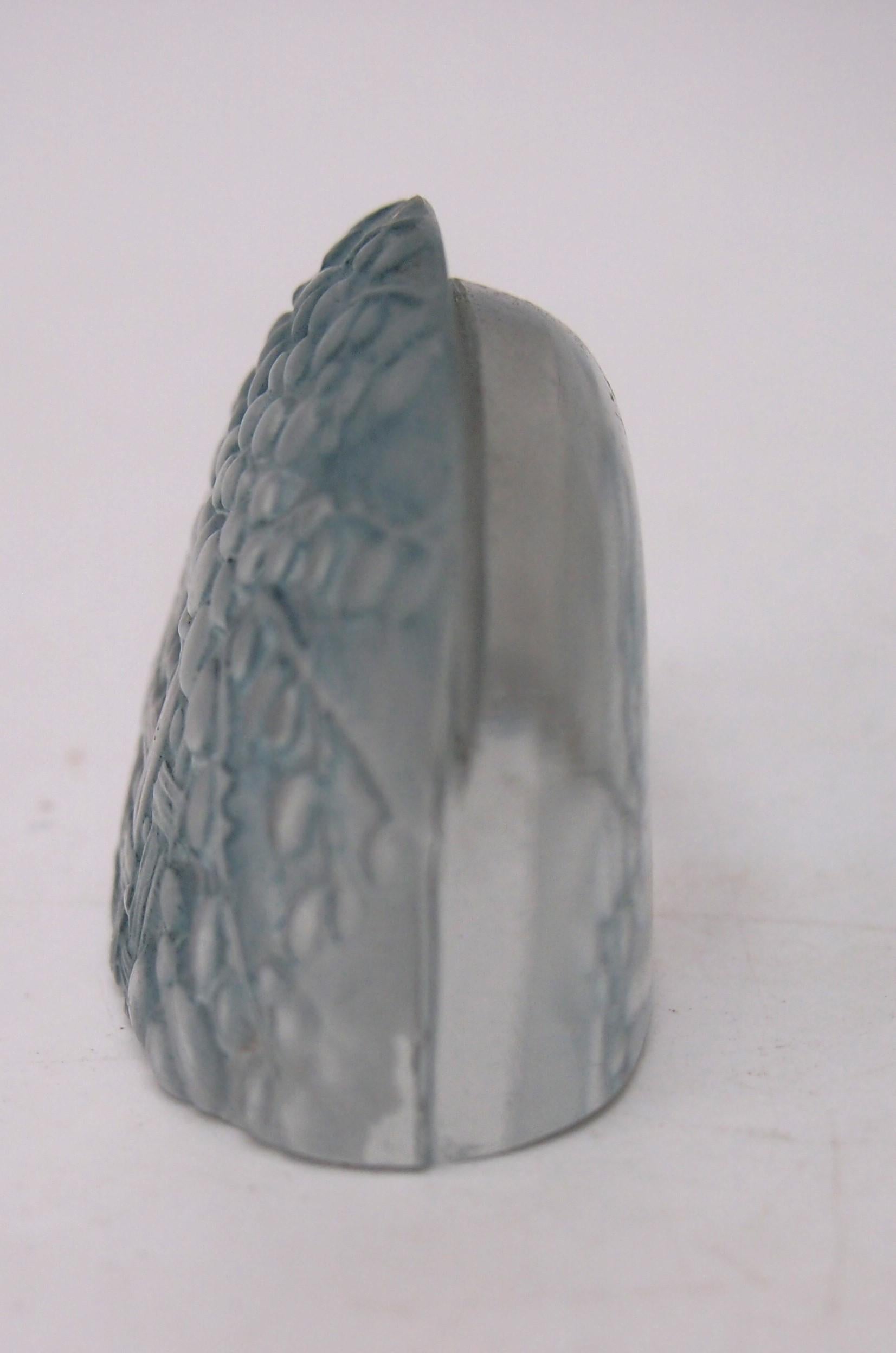 Un raro portamenù originale in vetro trasparente a macchie blu firmato Rene Lalique - Ref Marcilhac 3511 progettato nel 1924  - Questo portamenu - uno di una serie di cesti di frutta - è stato progettato per far cadere il menu in una fessura