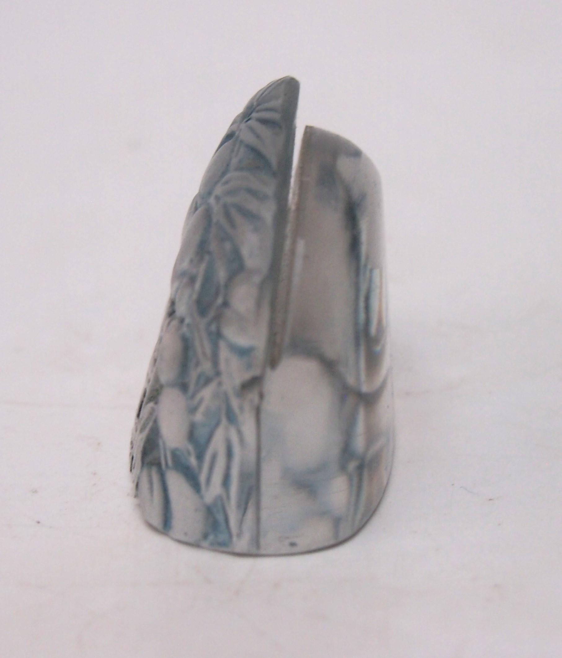 Eine seltene ursprüngliche blaue und grüne Fleck klares Glas Rene Lalique unterzeichnet Peches Menü Halter (Pfirsiche)- Ref Marcilhac 3504 im Jahr 1924 entworfen  - Dieser Menüträger - einer aus einer Reihe von Obstkörben - wurde so entworfen, dass
