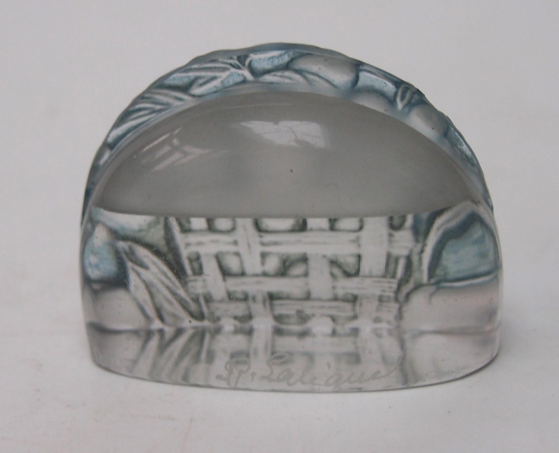 Seltener blauer Rene Lalique-Menühalter aus Buntglas in Pfirsichform, signiert um 1924 (Art déco) im Angebot