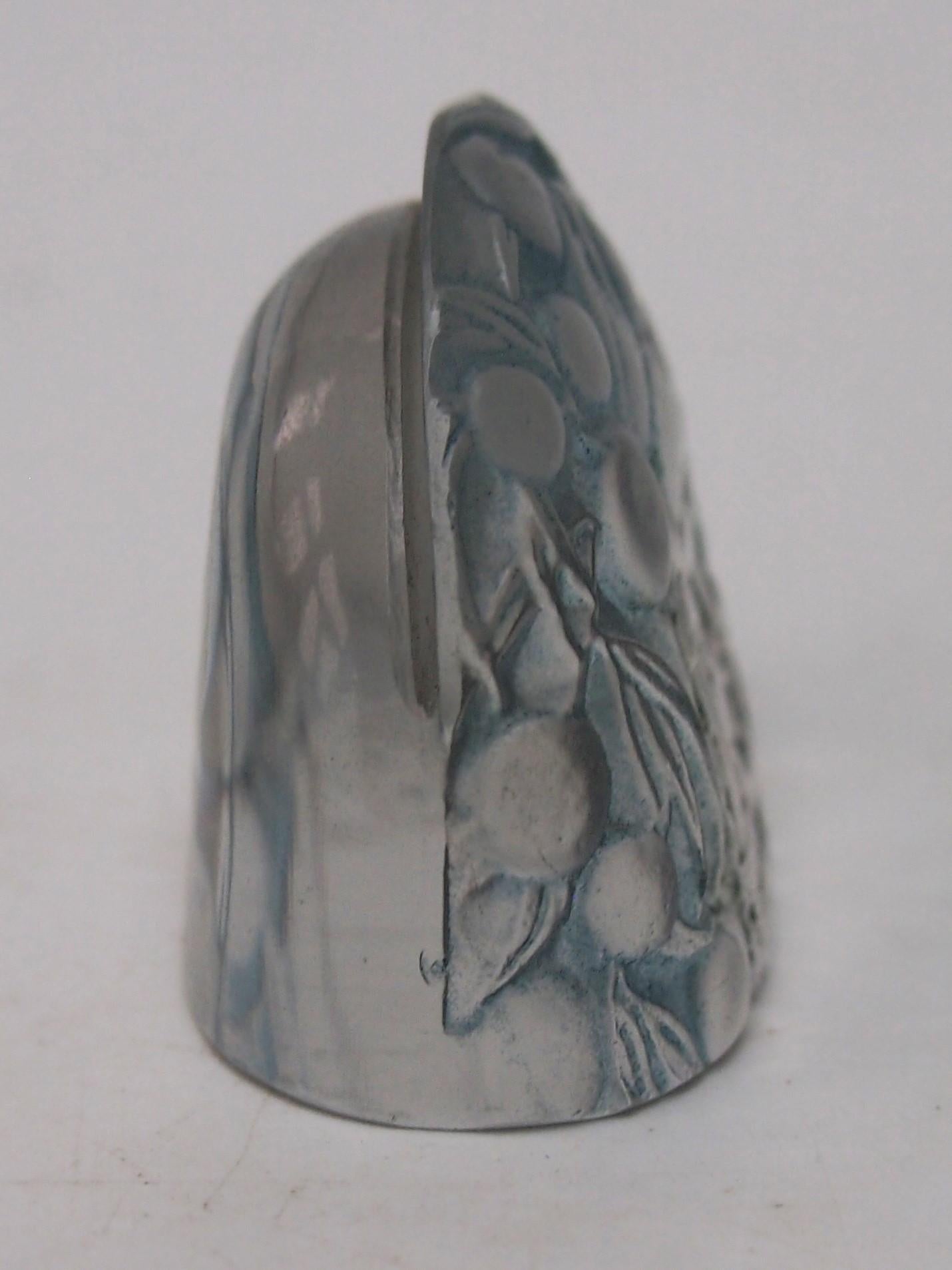 Seltener blauer Rene Lalique-Menühalter aus Buntglas in Pfirsichform, signiert um 1924 (Französisch) im Angebot