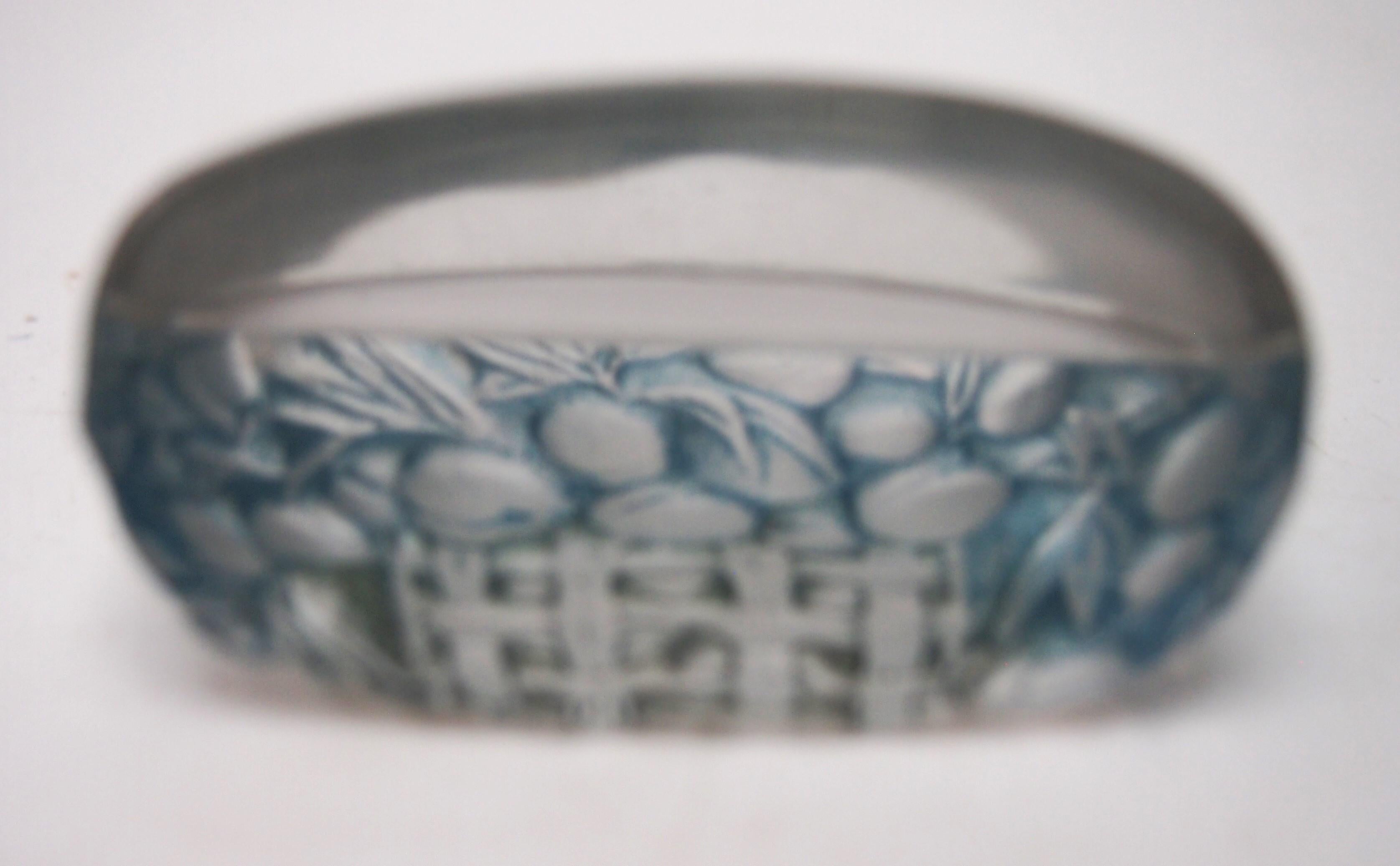 Seltener blauer Rene Lalique-Menühalter aus Buntglas in Pfirsichform, signiert um 1924 (Frühes 20. Jahrhundert) im Angebot