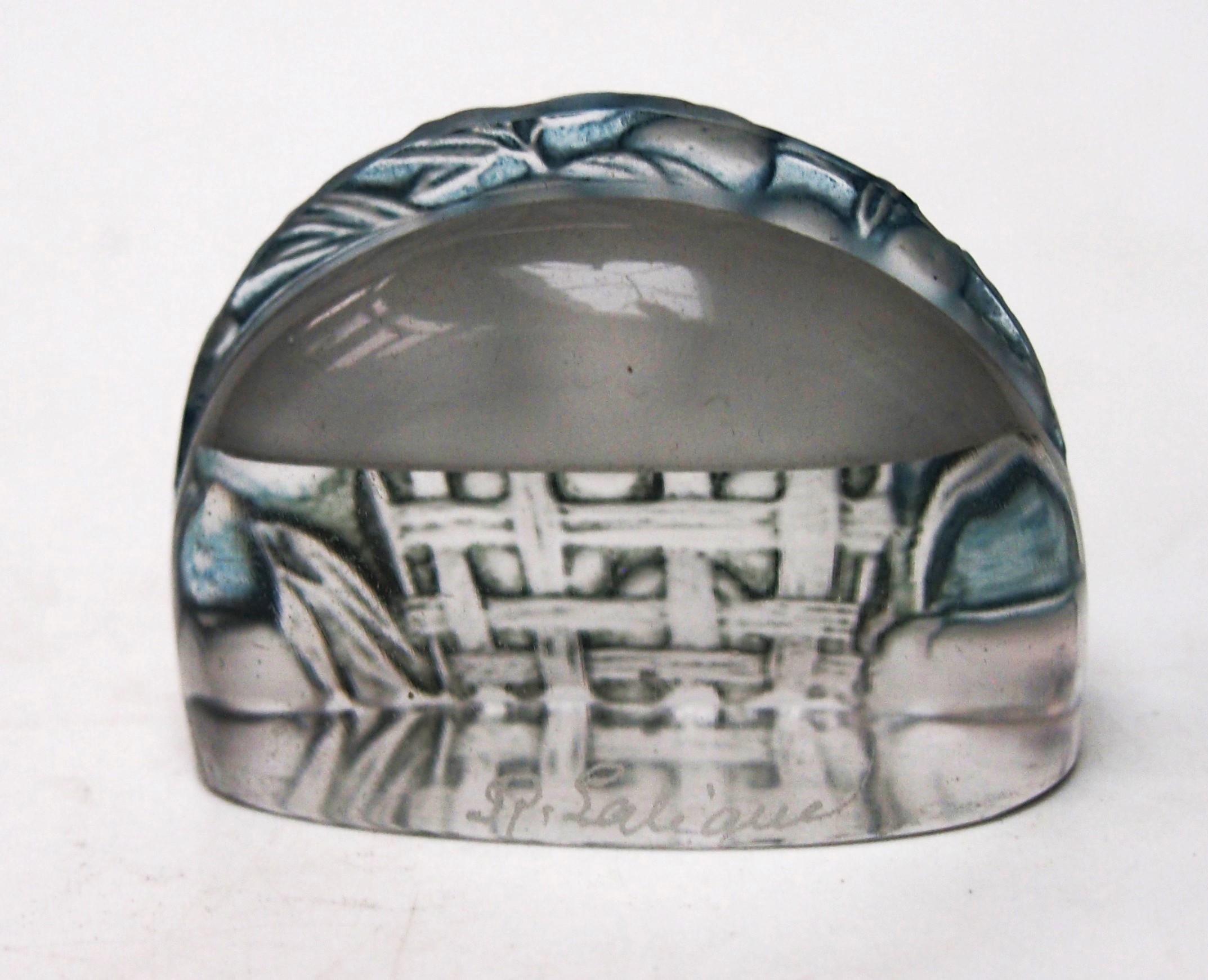 Seltener blauer Rene Lalique-Menühalter aus Buntglas in Pfirsichform, signiert um 1924 (Glaskunst) im Angebot