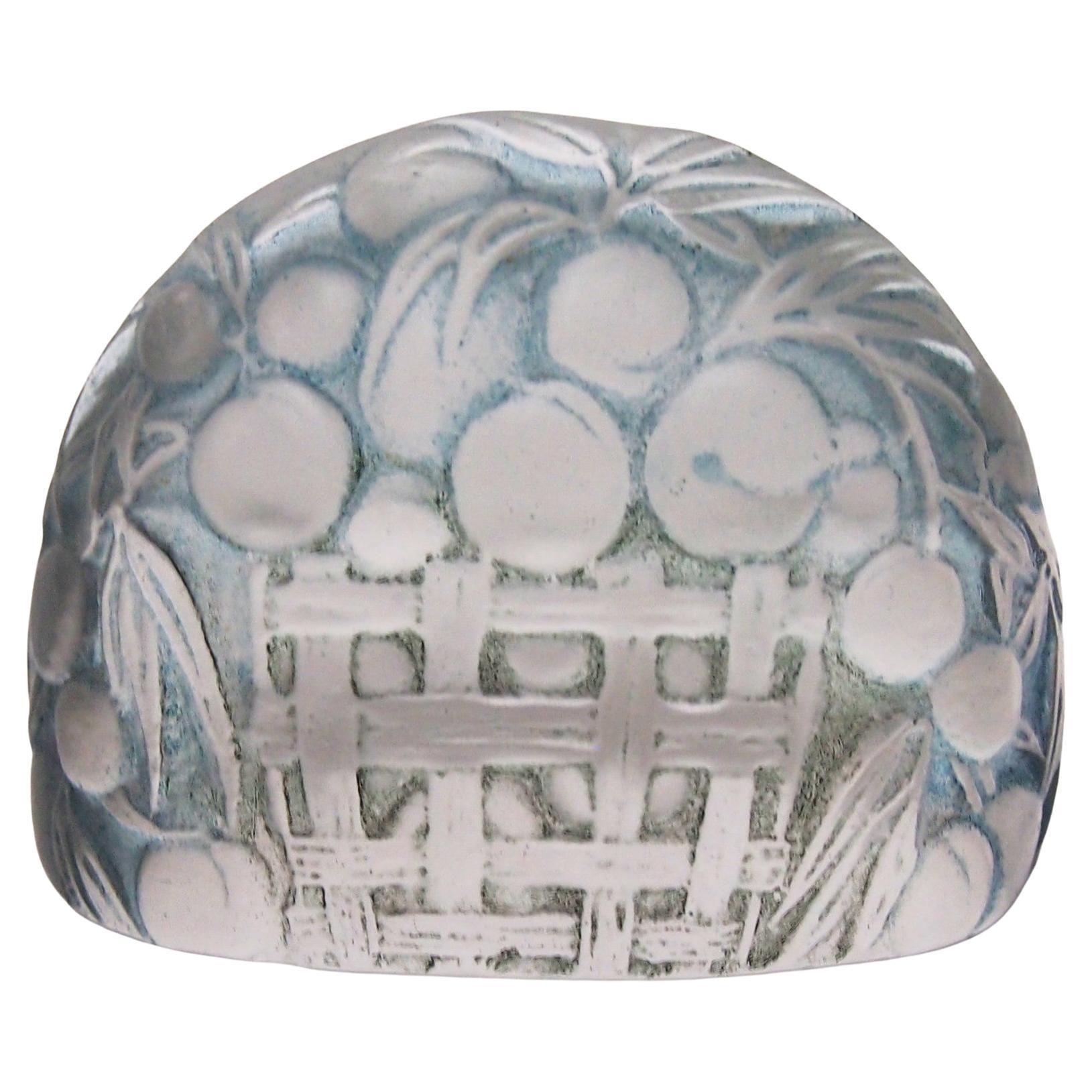 Raro portamenù in vetro macchiato blu di Rene Lalique firmato nel 1924