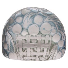Raro portamenù in vetro macchiato blu di Rene Lalique firmato nel 1924