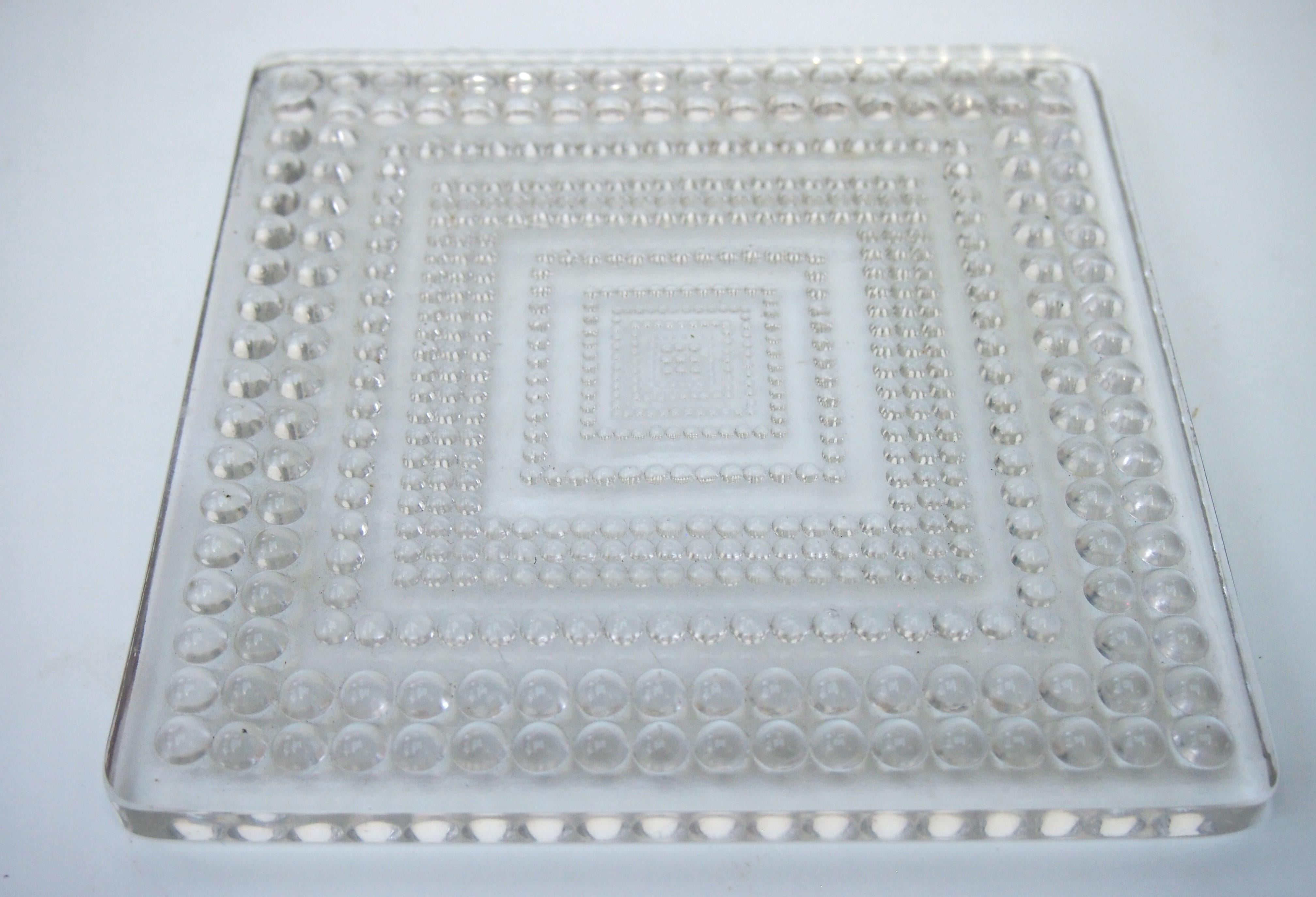 Seltene Rene Lalique Klarglas Quadrat Perles Tischplatte 1934. Neben den üblichen Vasen, Schalen, Tischgeschirr, Auto-Maskottchen usw. fertigte Rene Lalique auch architektonische Installationen an - einige der berühmtesten davon wurden in Church's