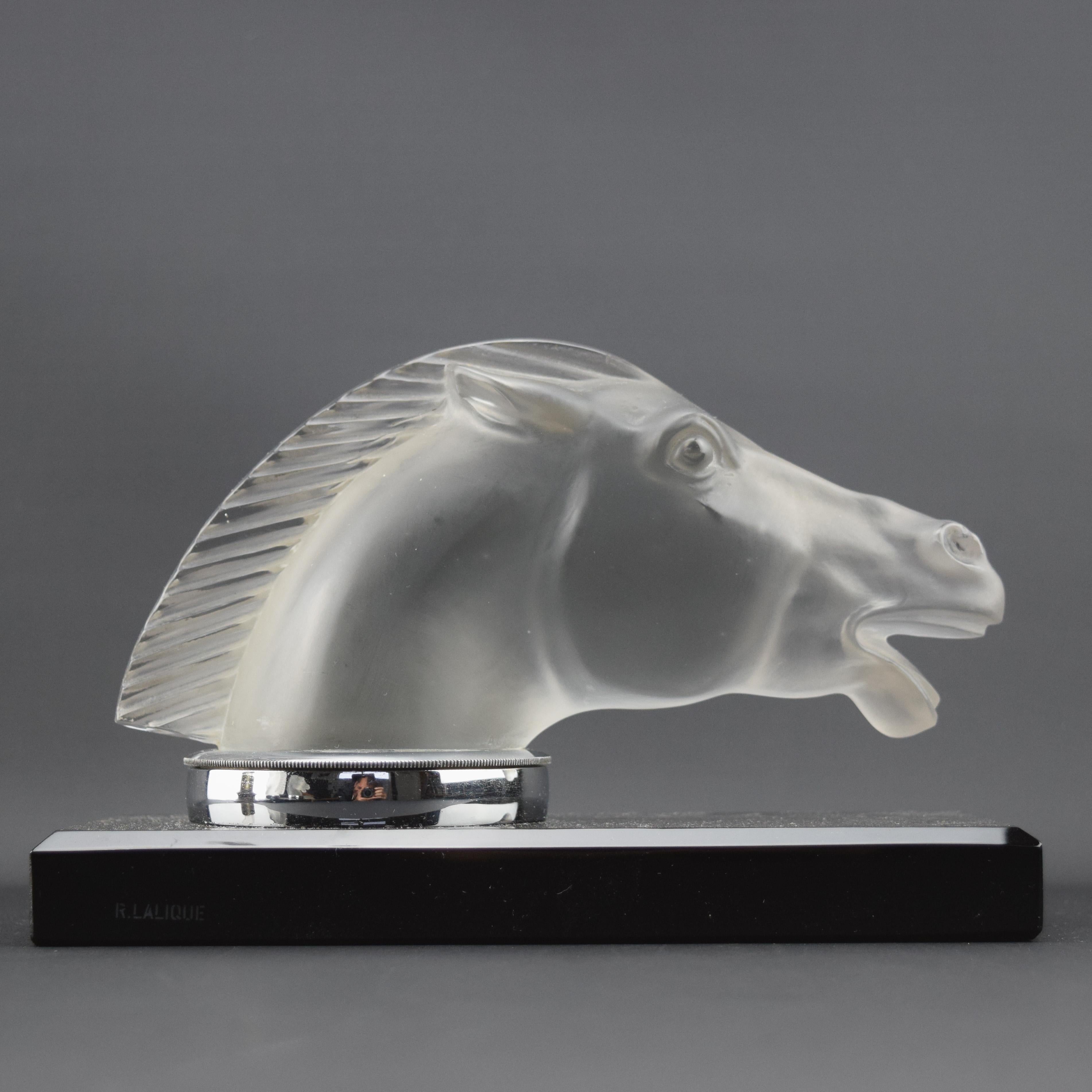Mascota de coche Rene Lalique Epsom, rara y difícil de encontrar
Montado en un soporte de cristal negro con collar cromado
Marca moldeada Lalique y Francia

Normalmente verías una marca R Lalique moldeada.
La marca presente es relativamente débil y