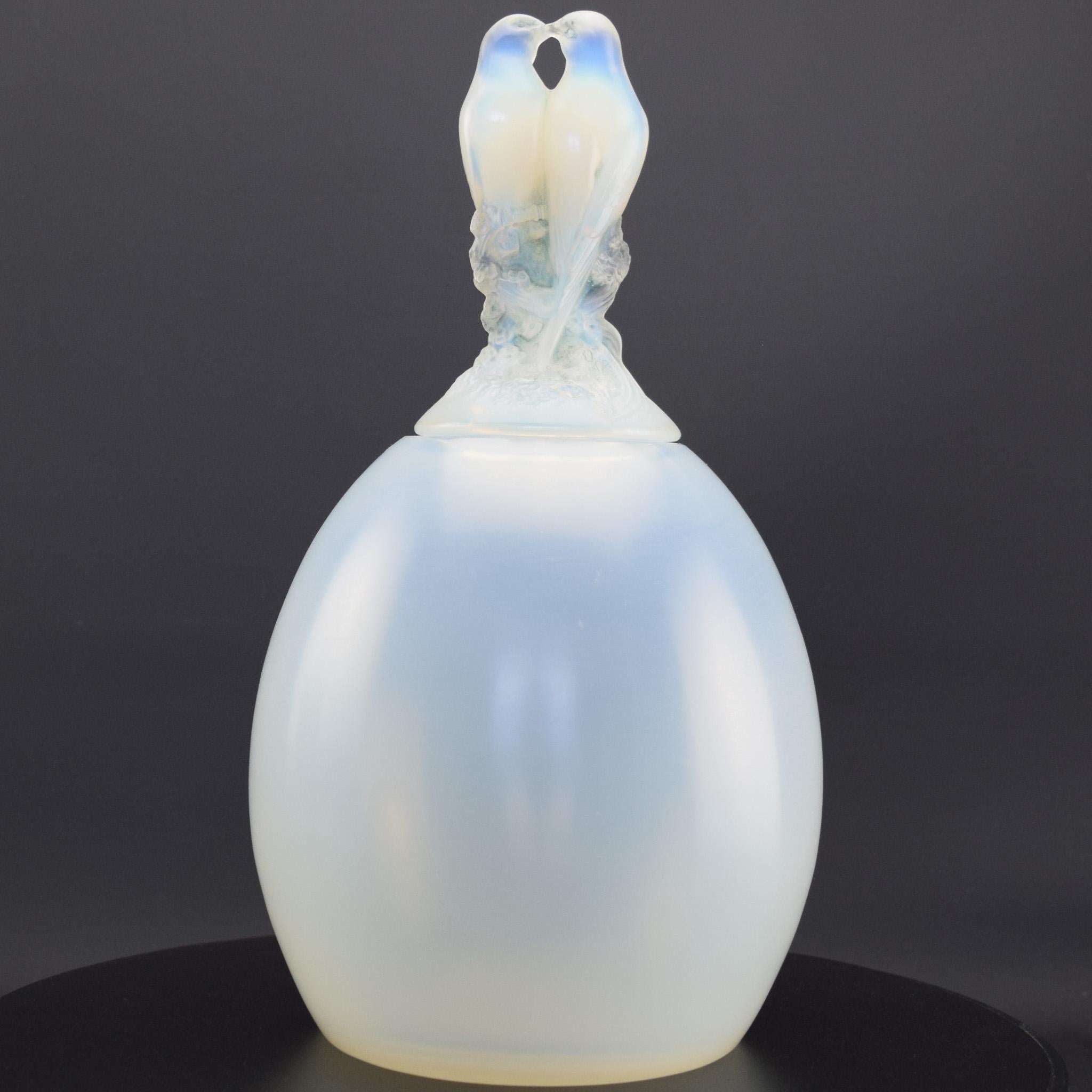 Art déco Rare vase Rene Lalique opalescent Tourterelles C1925 en vente