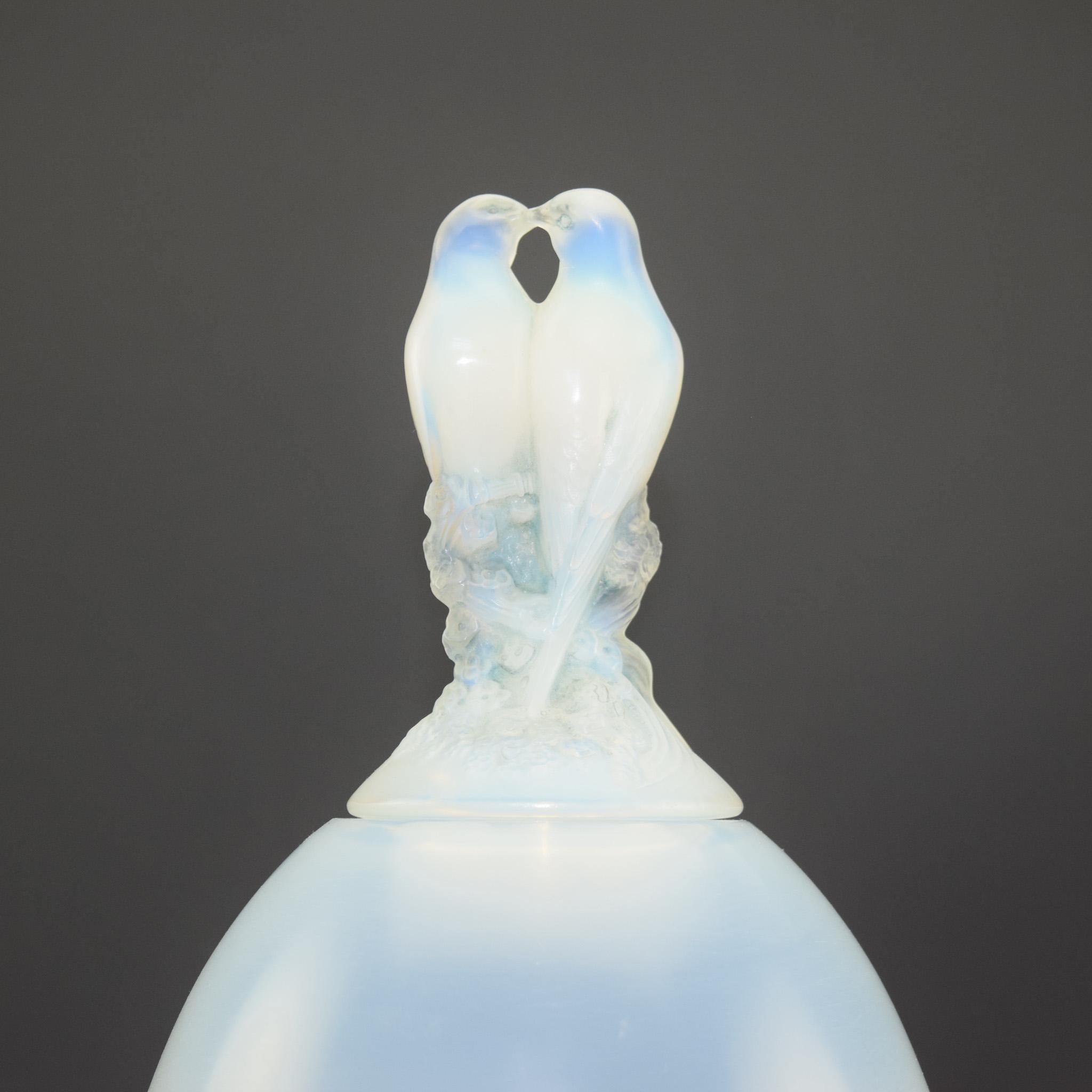 Français Rare vase Rene Lalique opalescent Tourterelles C1925 en vente